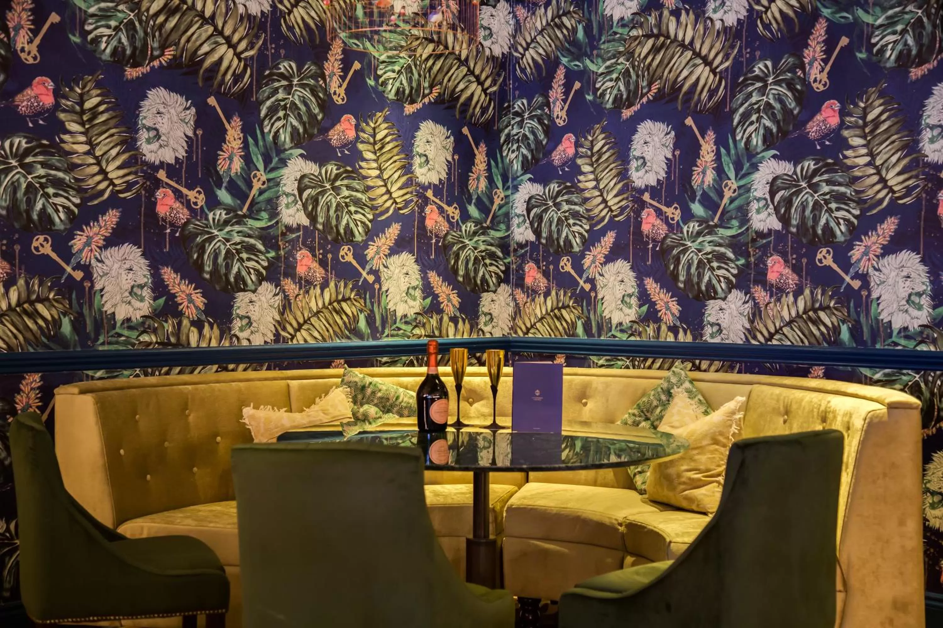 Lounge or bar in voco Grand Central Glasgow by IHG