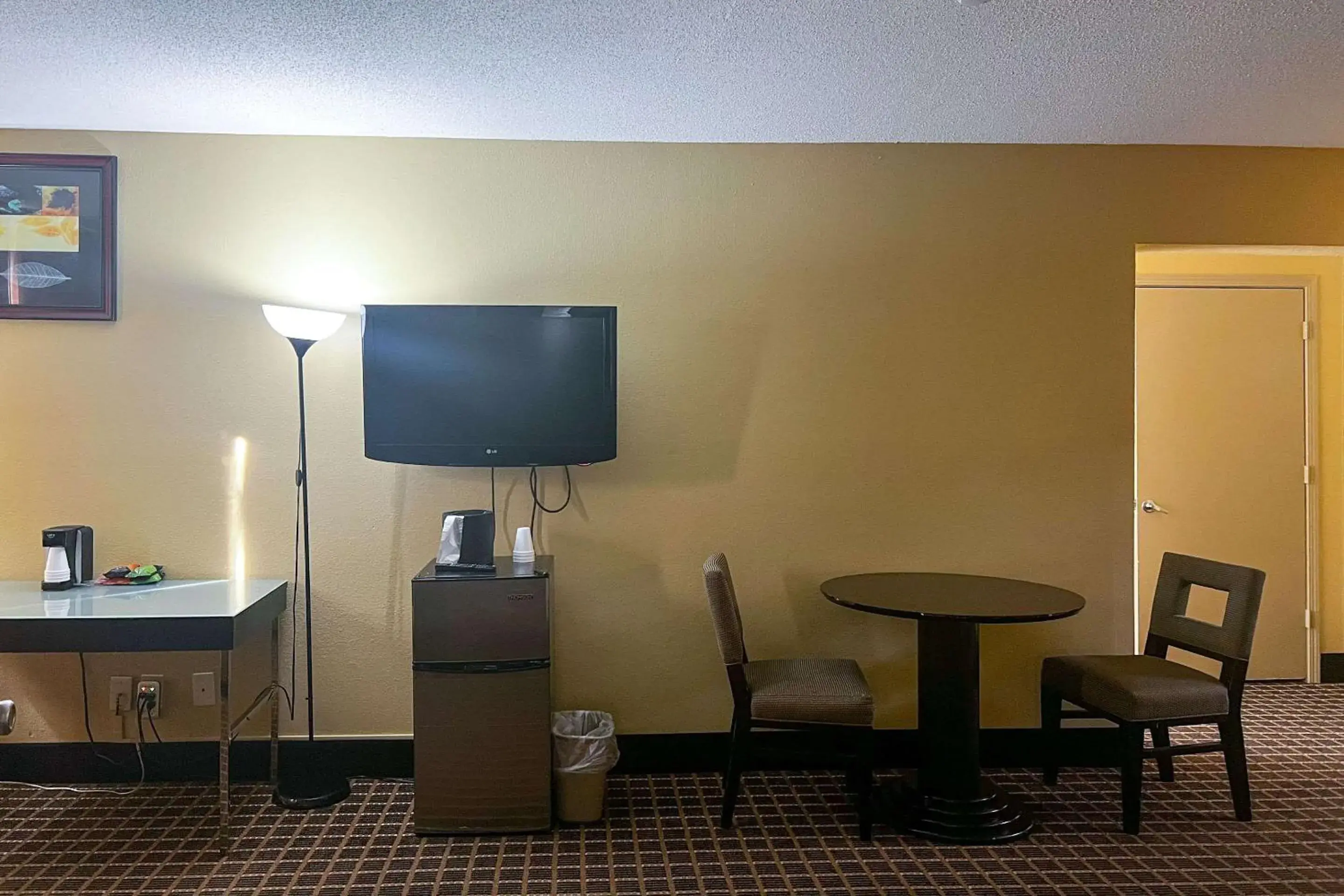 Bedroom, TV/Entertainment Center in Clarion Inn & Suites