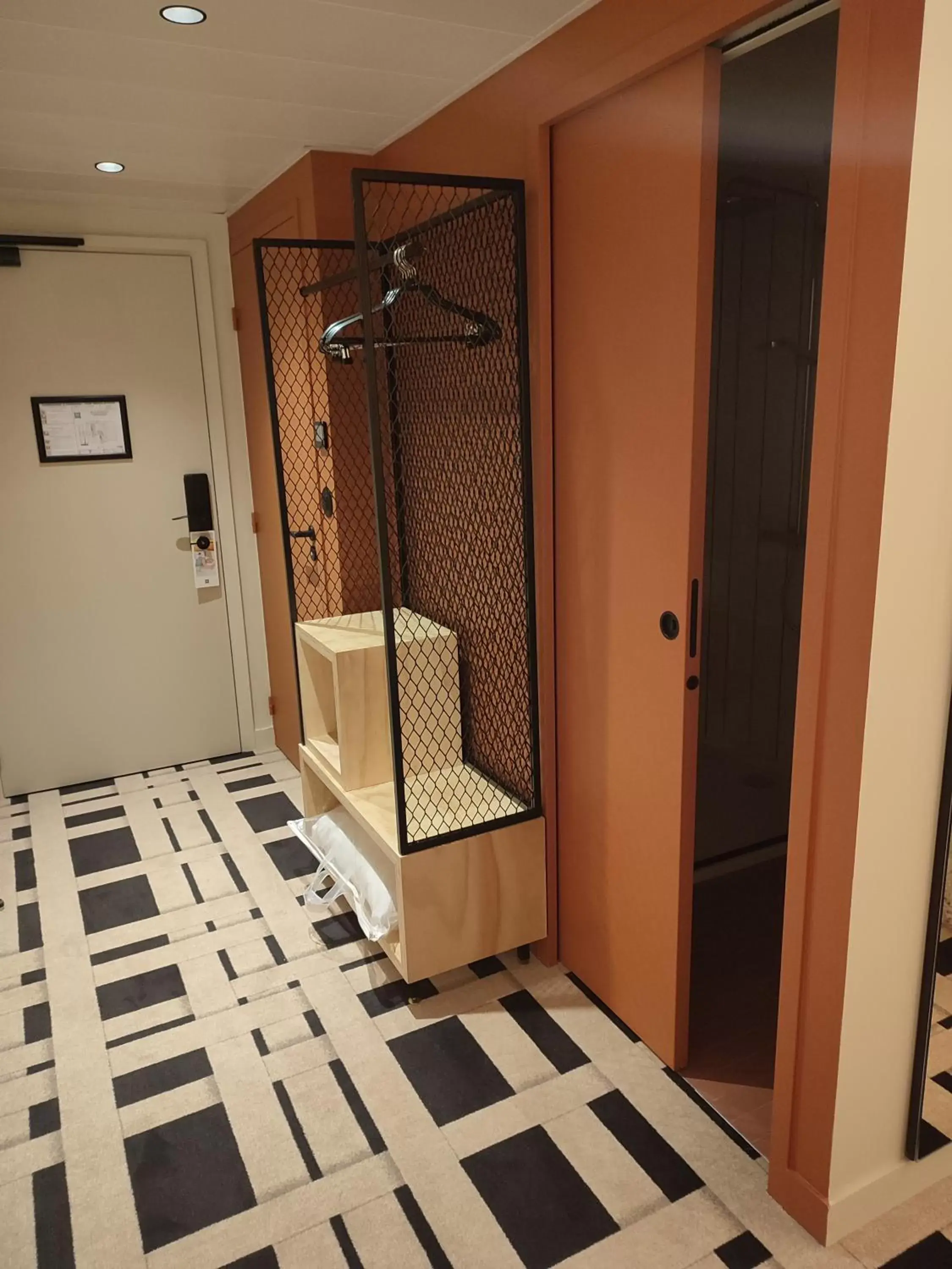 wardrobe, Bathroom in ibis Styles Montauban