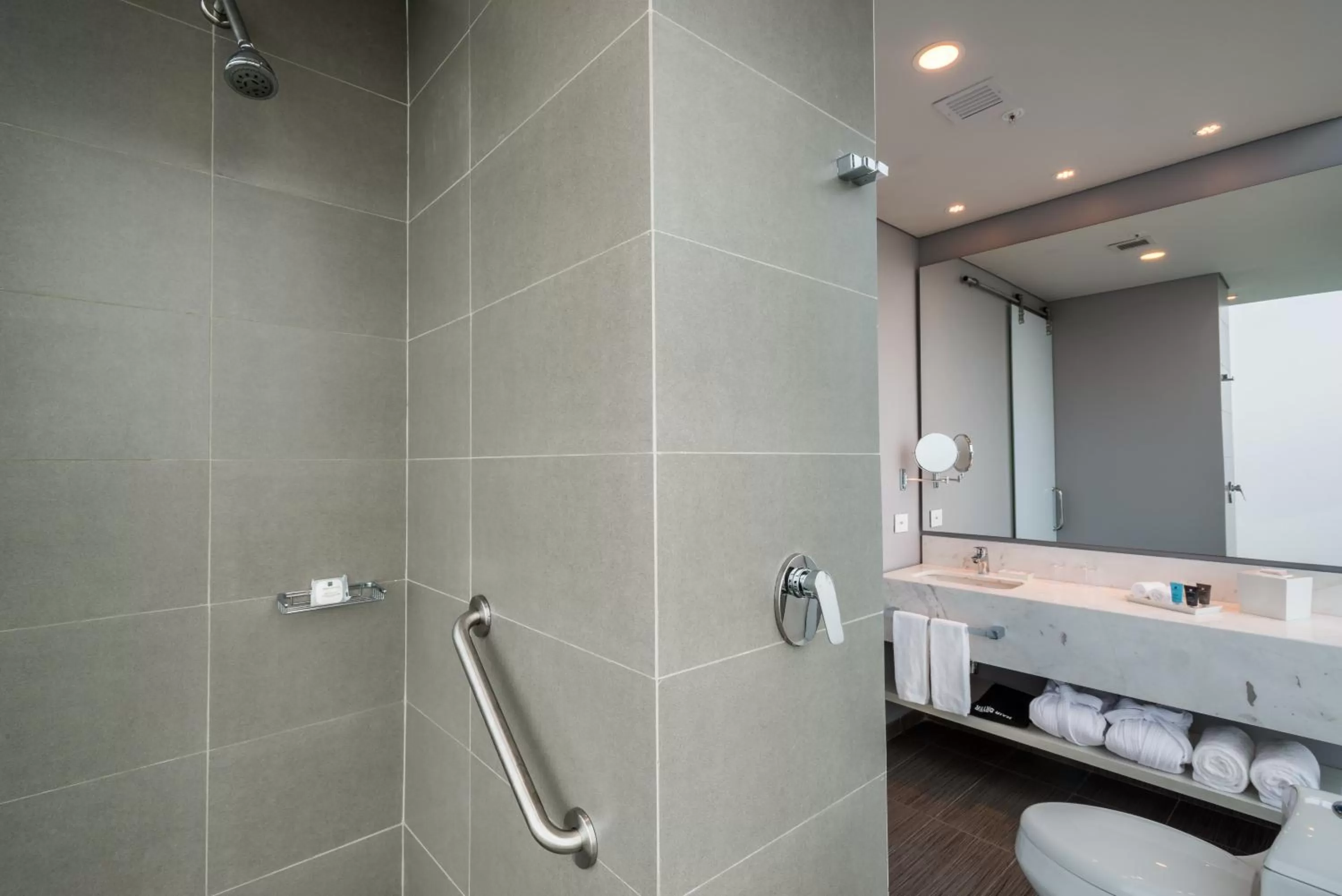 Bathroom in Crowne Plaza Barranquilla by IHG