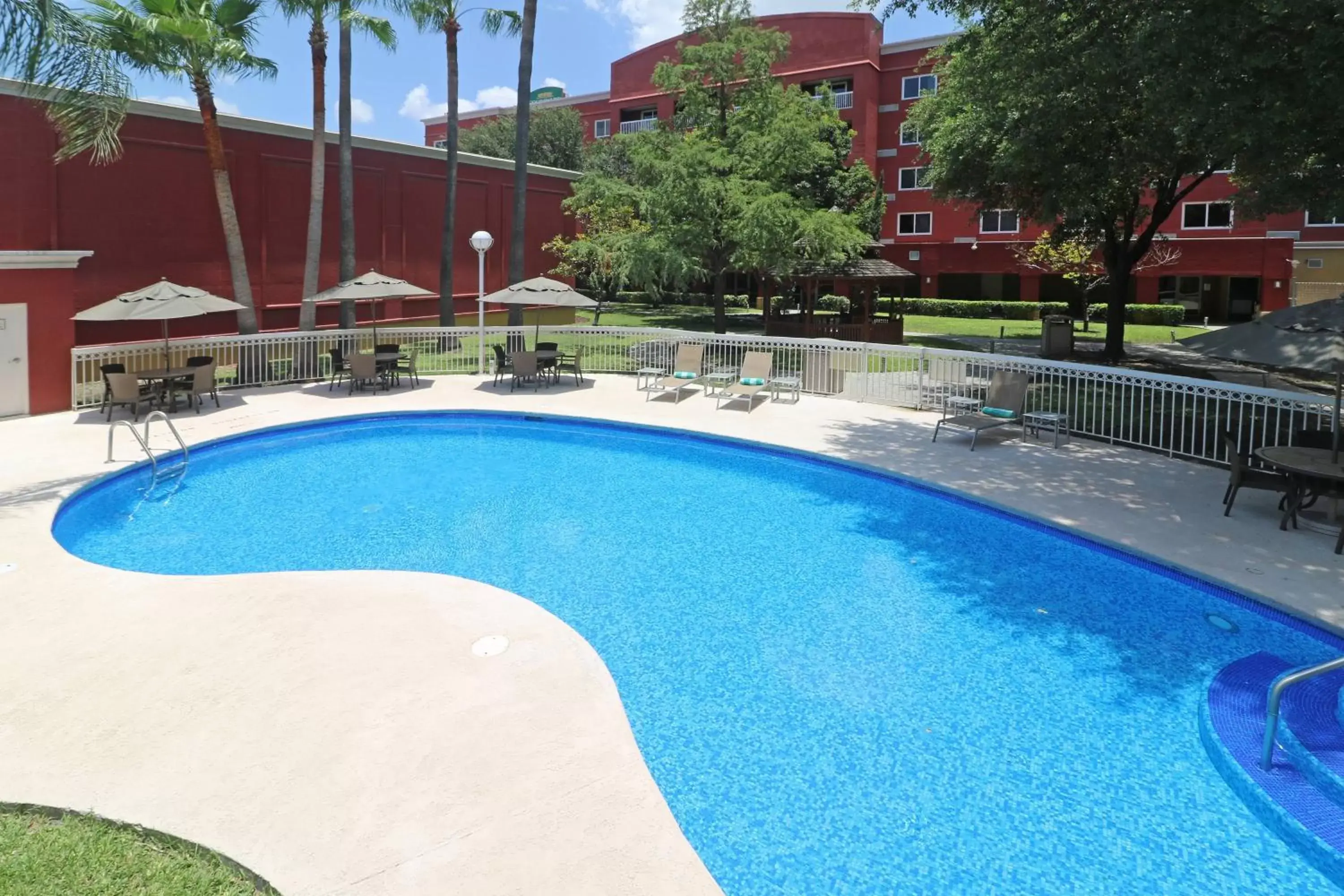 Swimming Pool in Courtyard Monterrey Airport