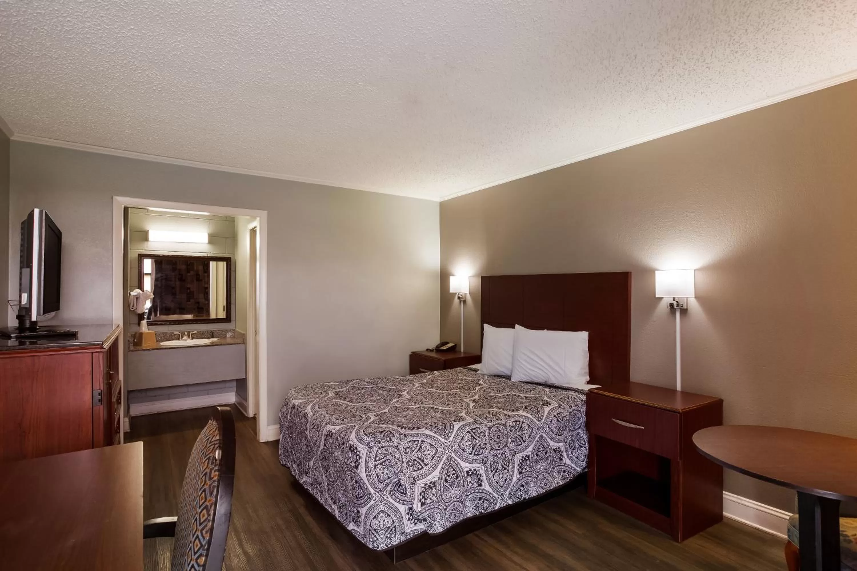 Bed in Knights Inn Fayetteville - Fort Bragg