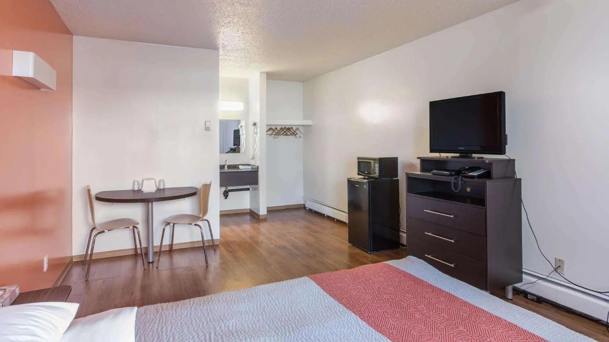 TV and multimedia in Motel Bo-Camrose, AB