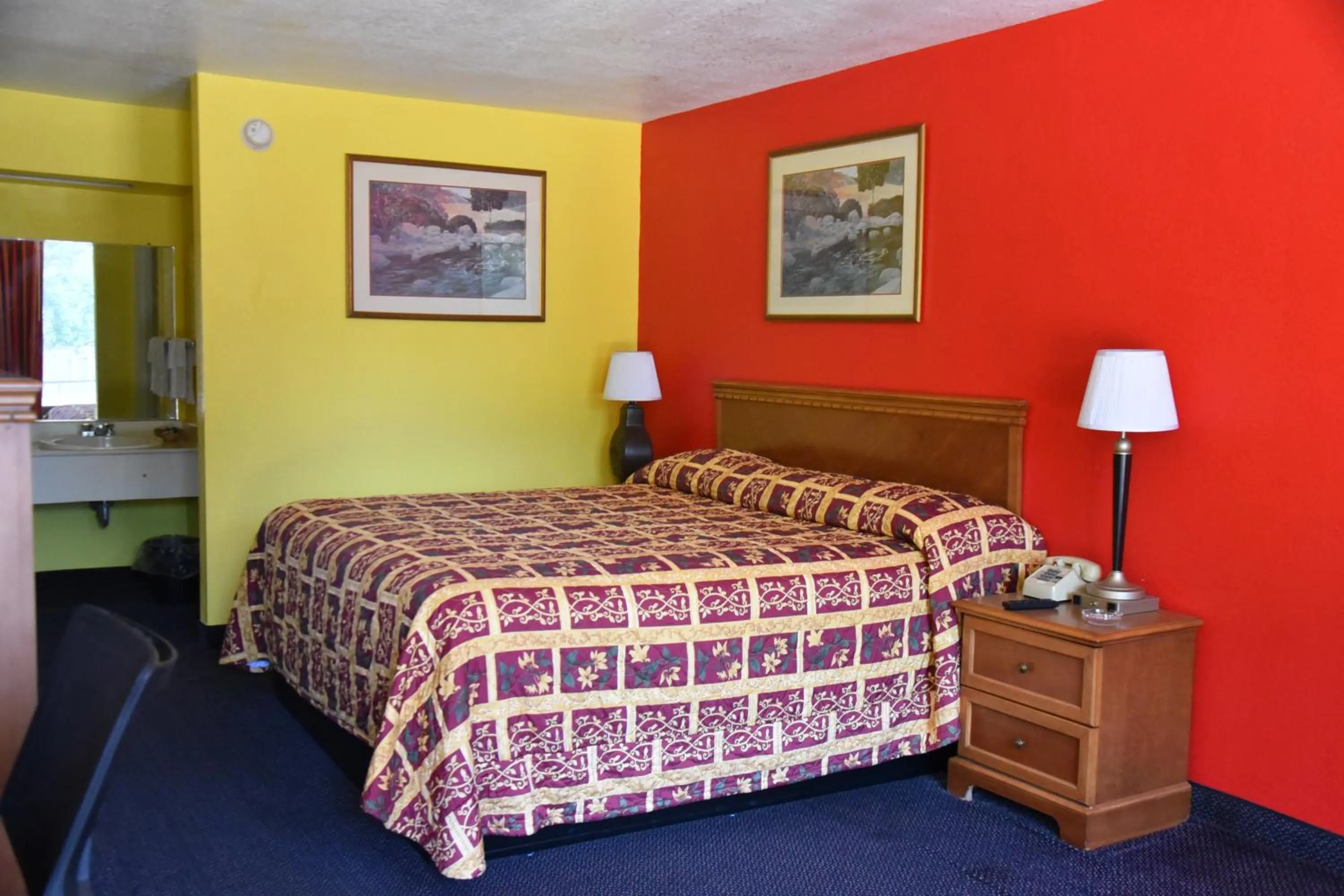 Bed in Homeplace Inn