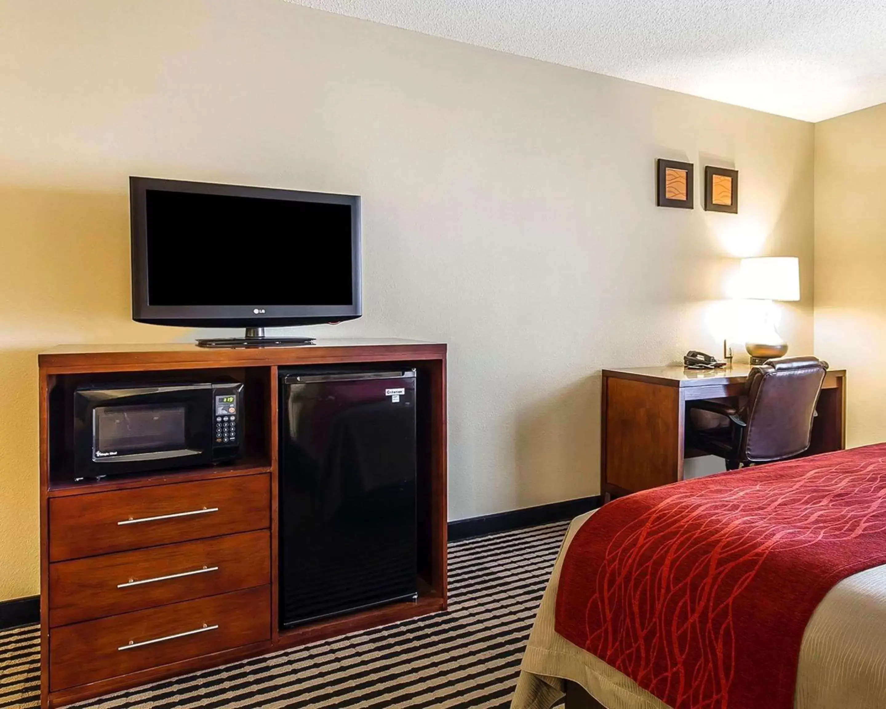 Photo of the whole room, TV/Entertainment Center in Comfort Inn Owatonna near Medical Center