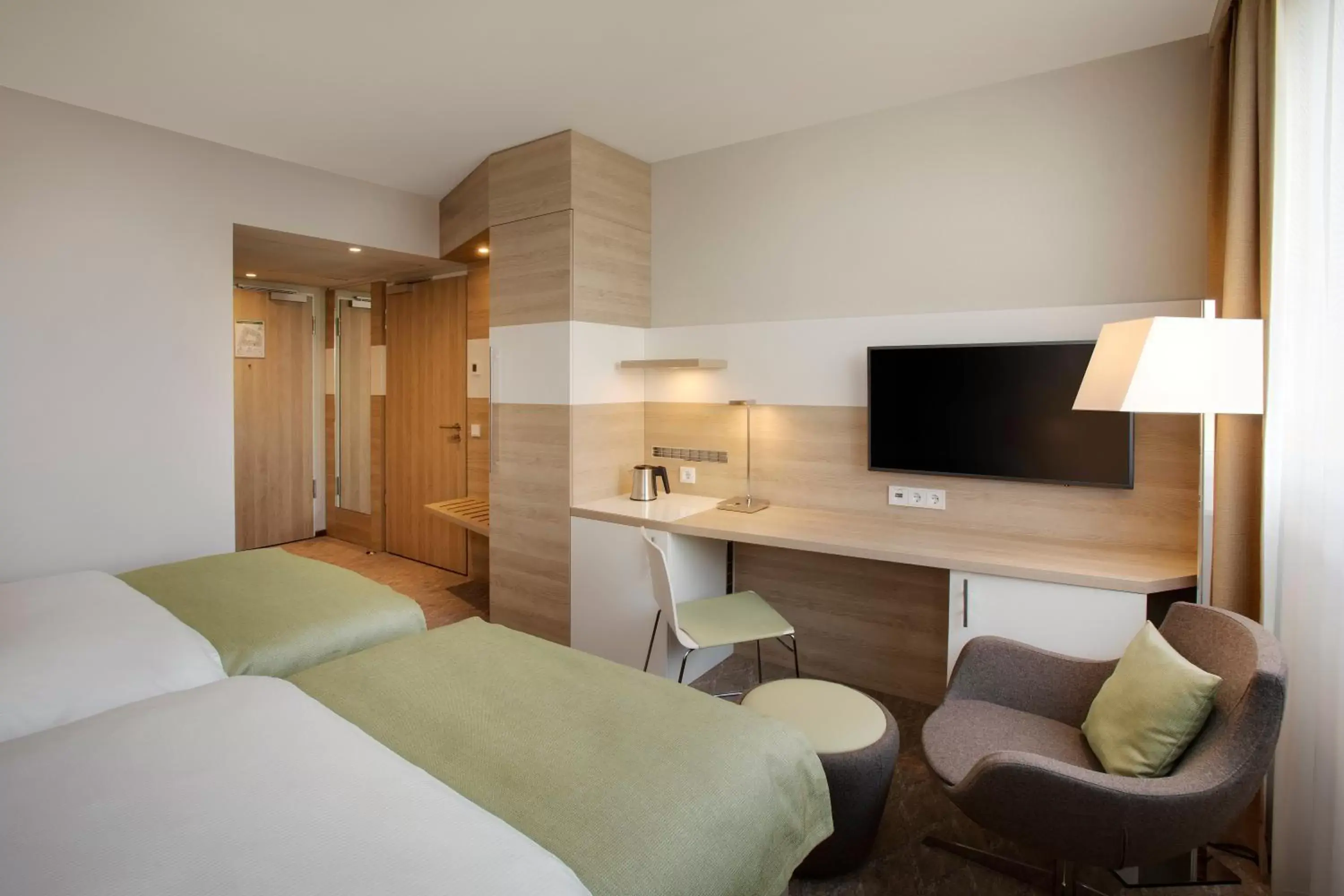 Photo of the whole room, TV/Entertainment Center in Holiday Inn Frankfurt Airport, an IHG Hotel