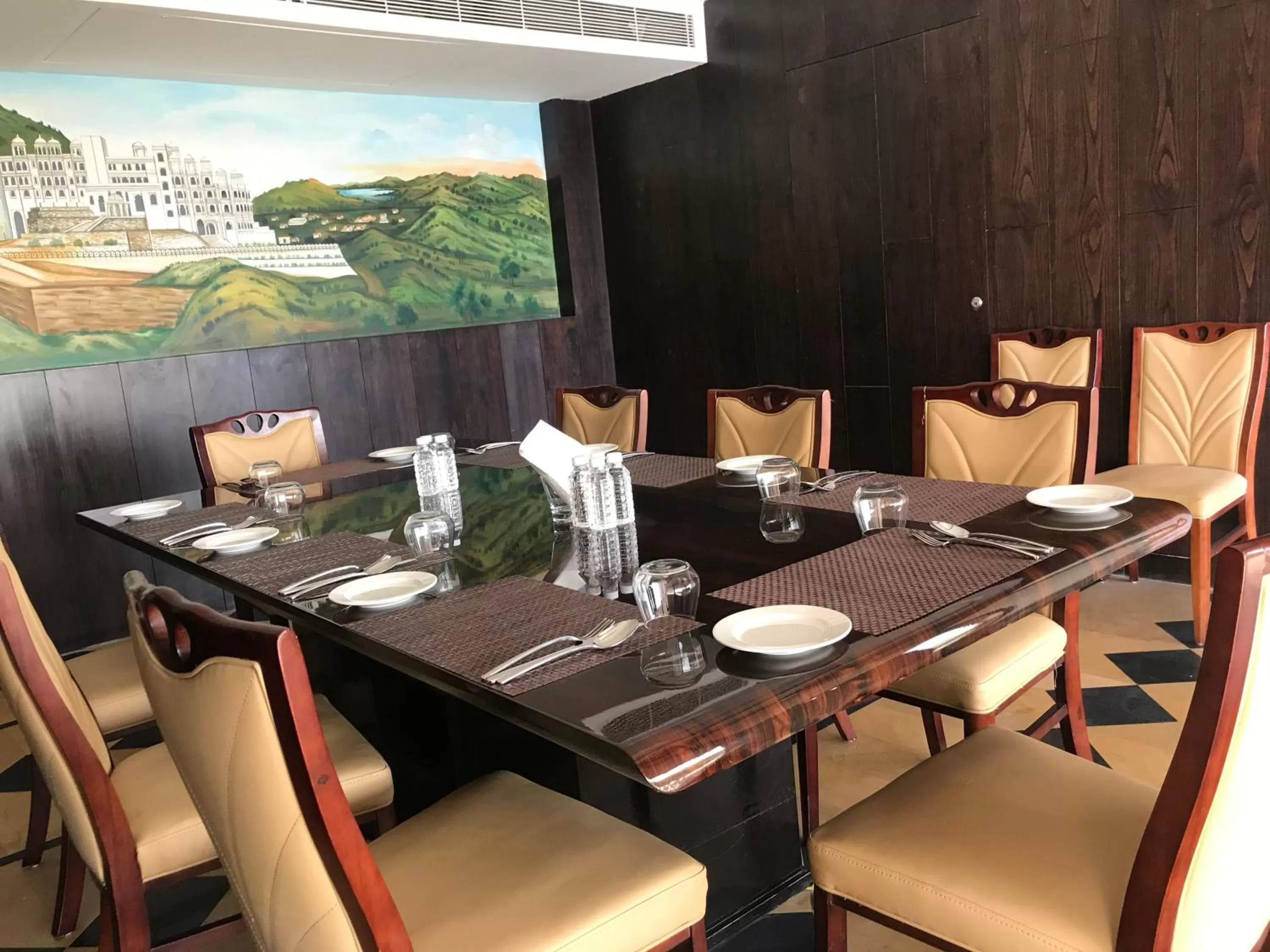 Restaurant/places to eat in Howard Johnson by Wyndham Udaipur Roop Nagar