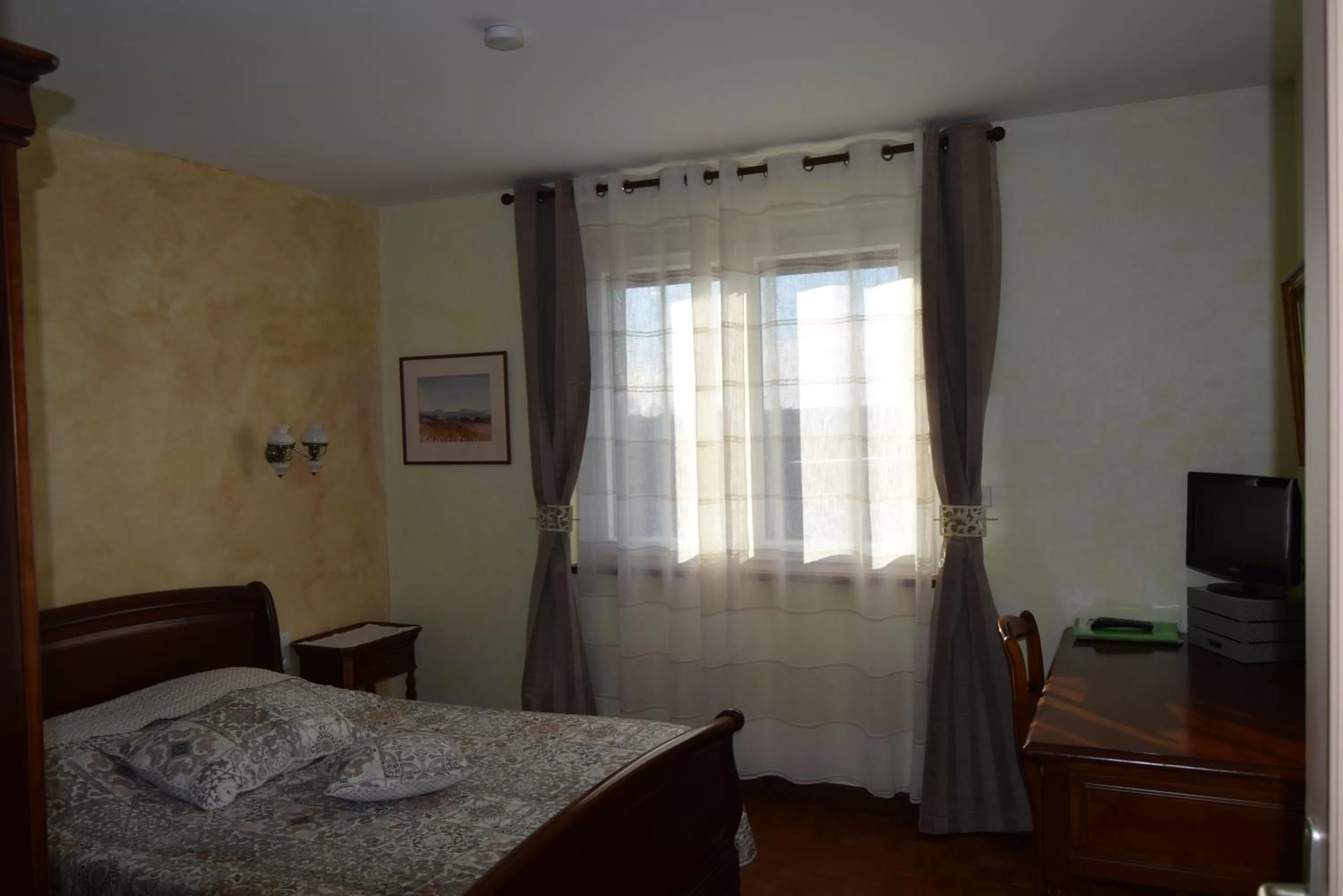 Photo of the whole room, Bed in Le Nid de l'Ecureuil