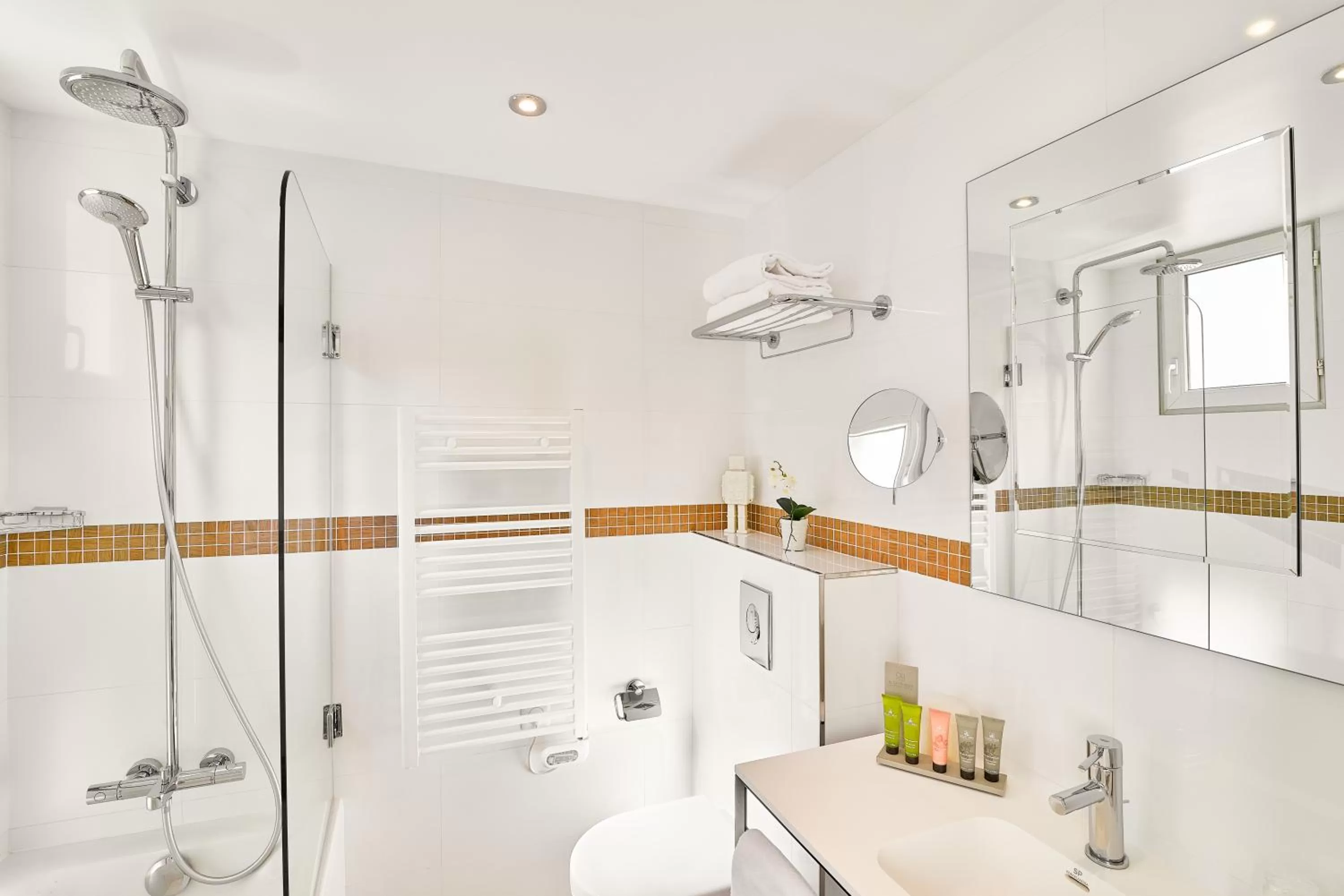 Bathroom in Hôtel Augustin - Astotel