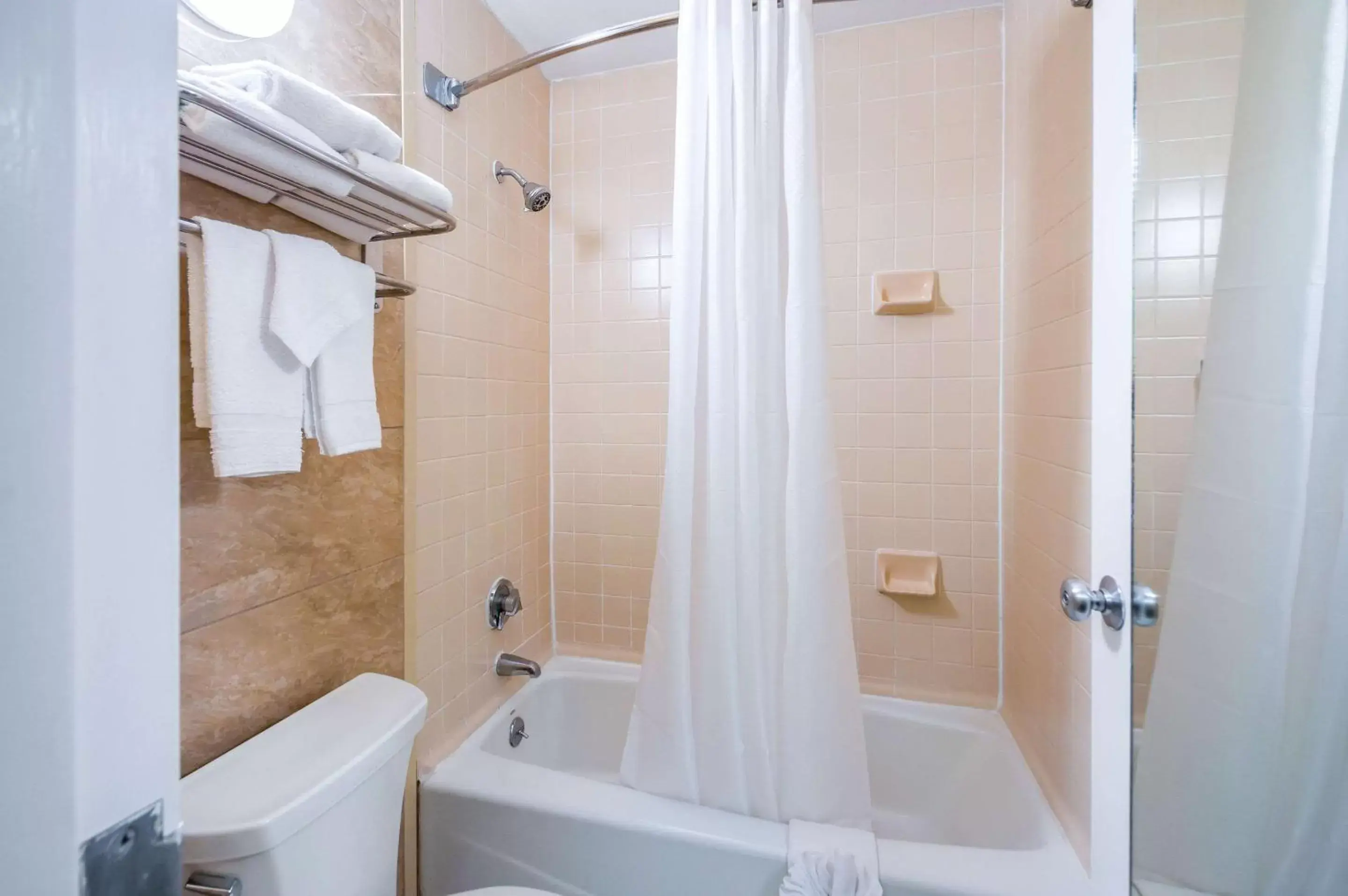 Bathroom in Quality Inn Fredericksburg-Central Park Area