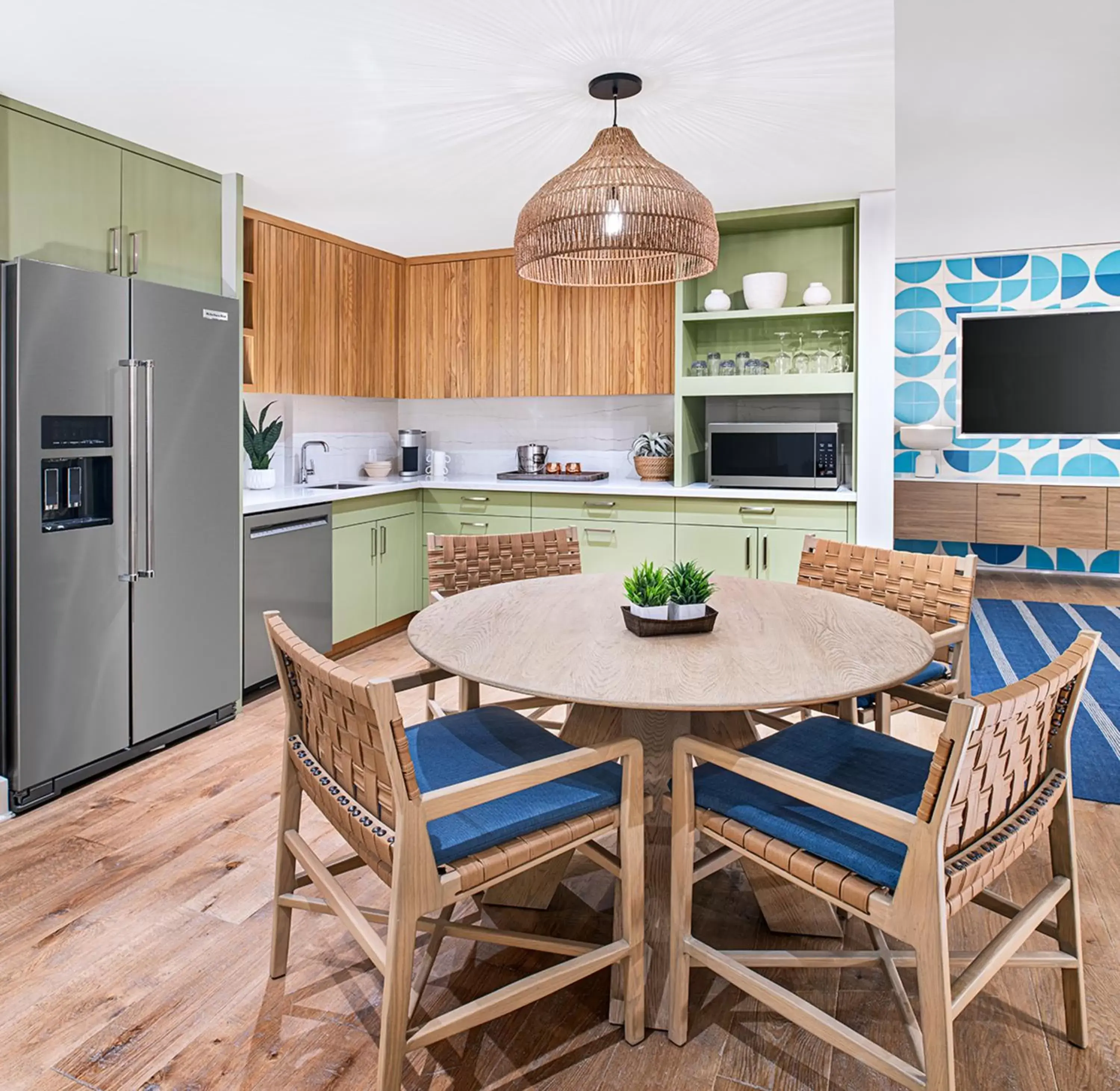 Kitchen or kitchenette, Dining Area in Margaritaville Hotel San Diego Gaslamp Quarter