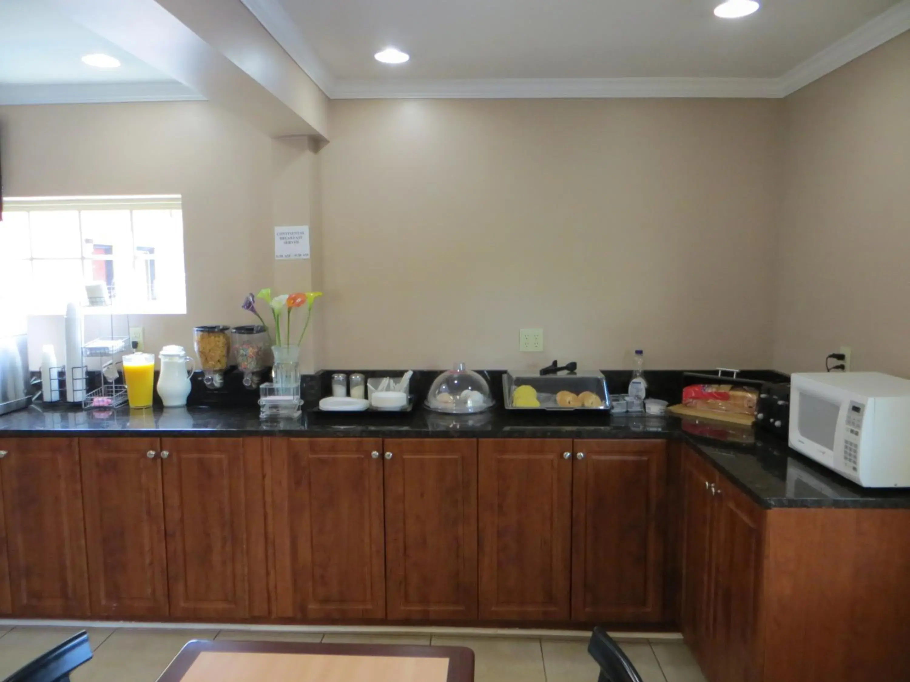 Kitchen/Kitchenette in Americas Best Value Inn Cartersville