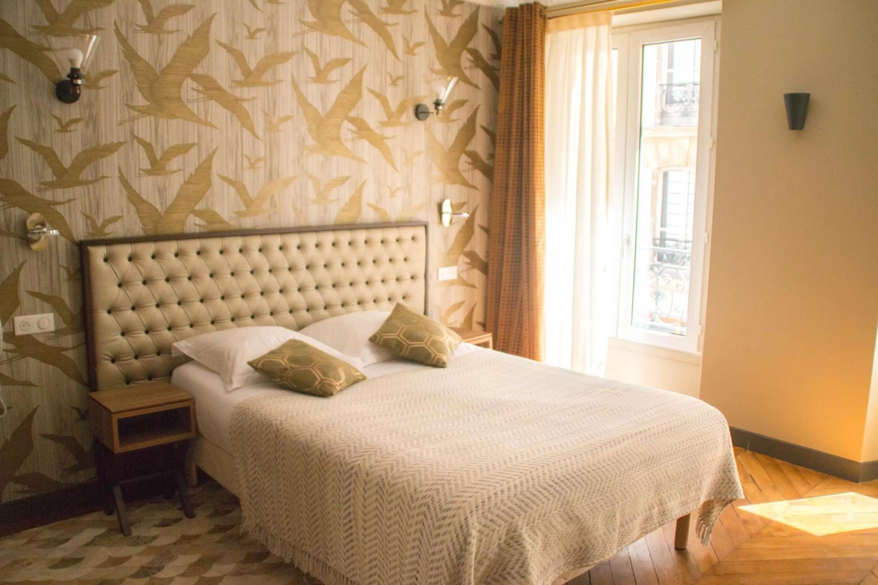 Bed in Excelsior Batignolles