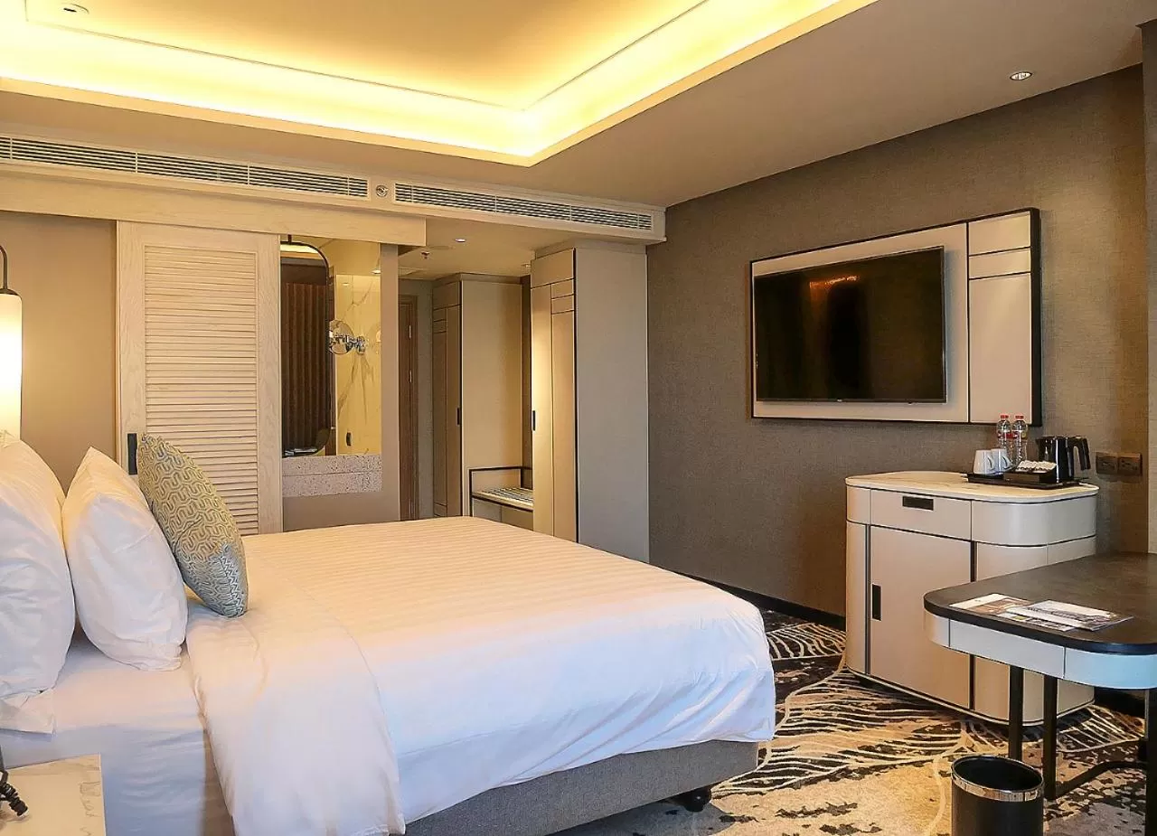 Bedroom, Bed in Movenpick Surabaya City
