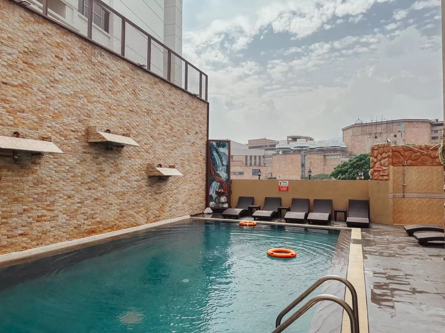 Swimming pool in Hotel De Khuvieng