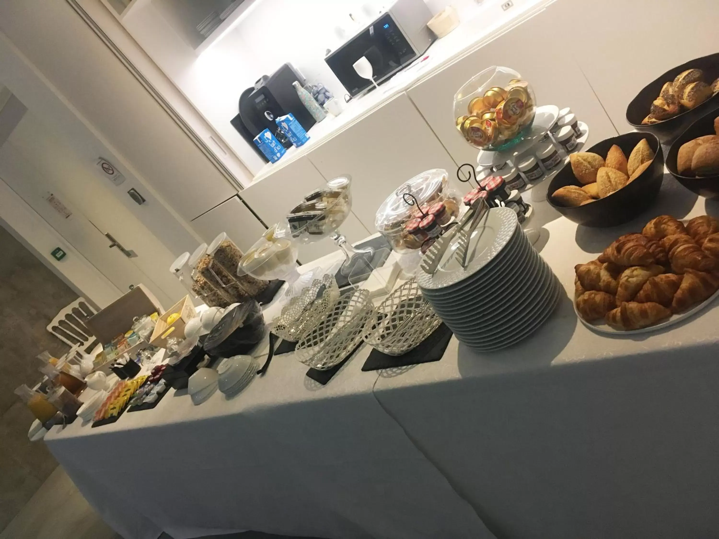 Buffet breakfast, Food in Le B Complexe Hôtel