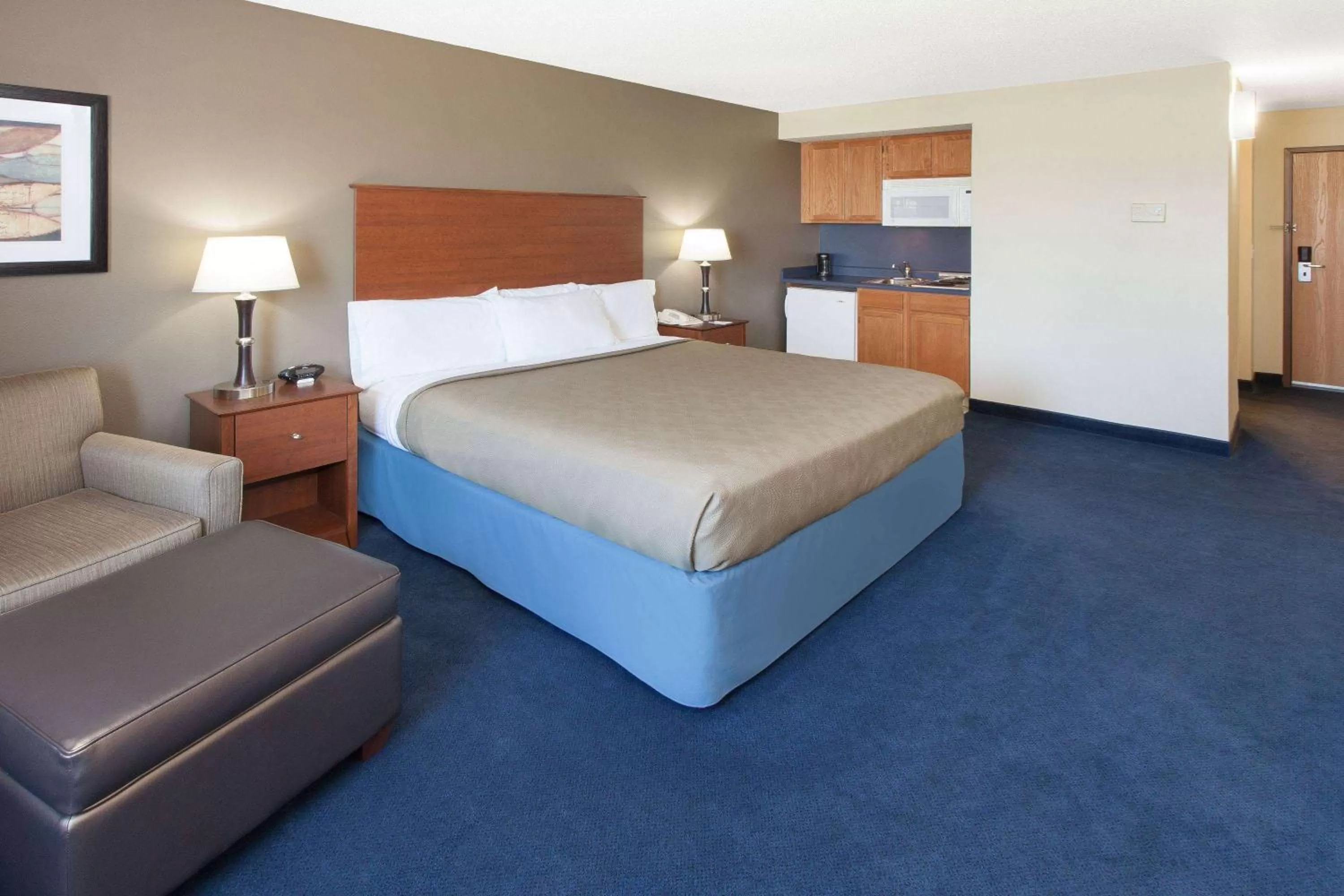 1 King Bed, Suite, Kitchenette, Non-Smoking in AmericInn by Wyndham Webster City