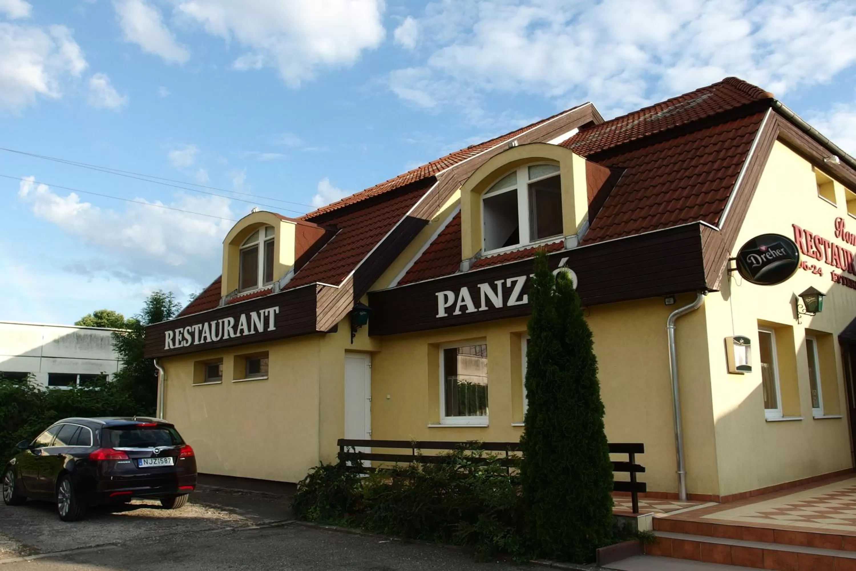 Property building in Romantik Étterem - Panzió