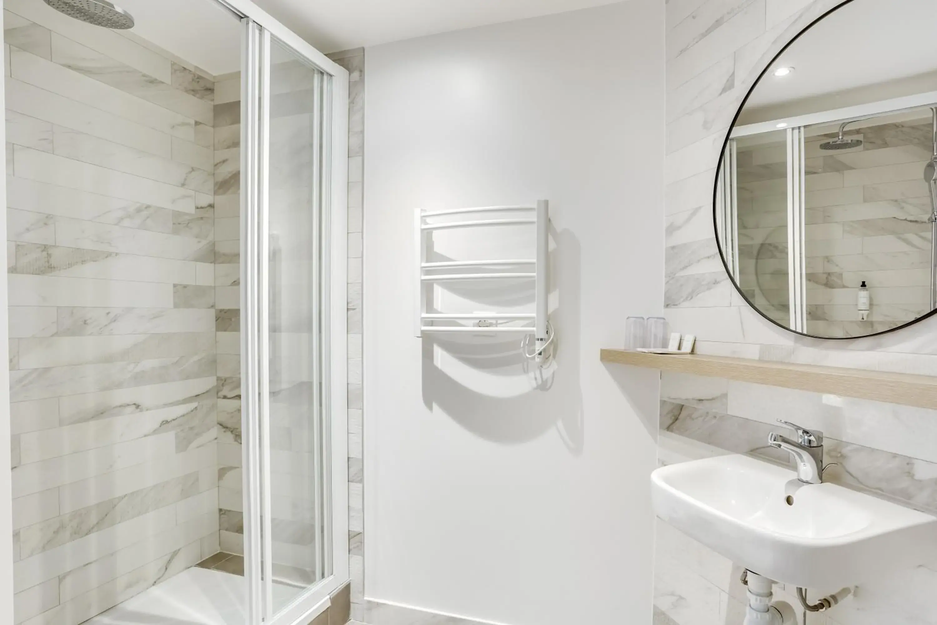 Shower, Bathroom in Hotel Courseine