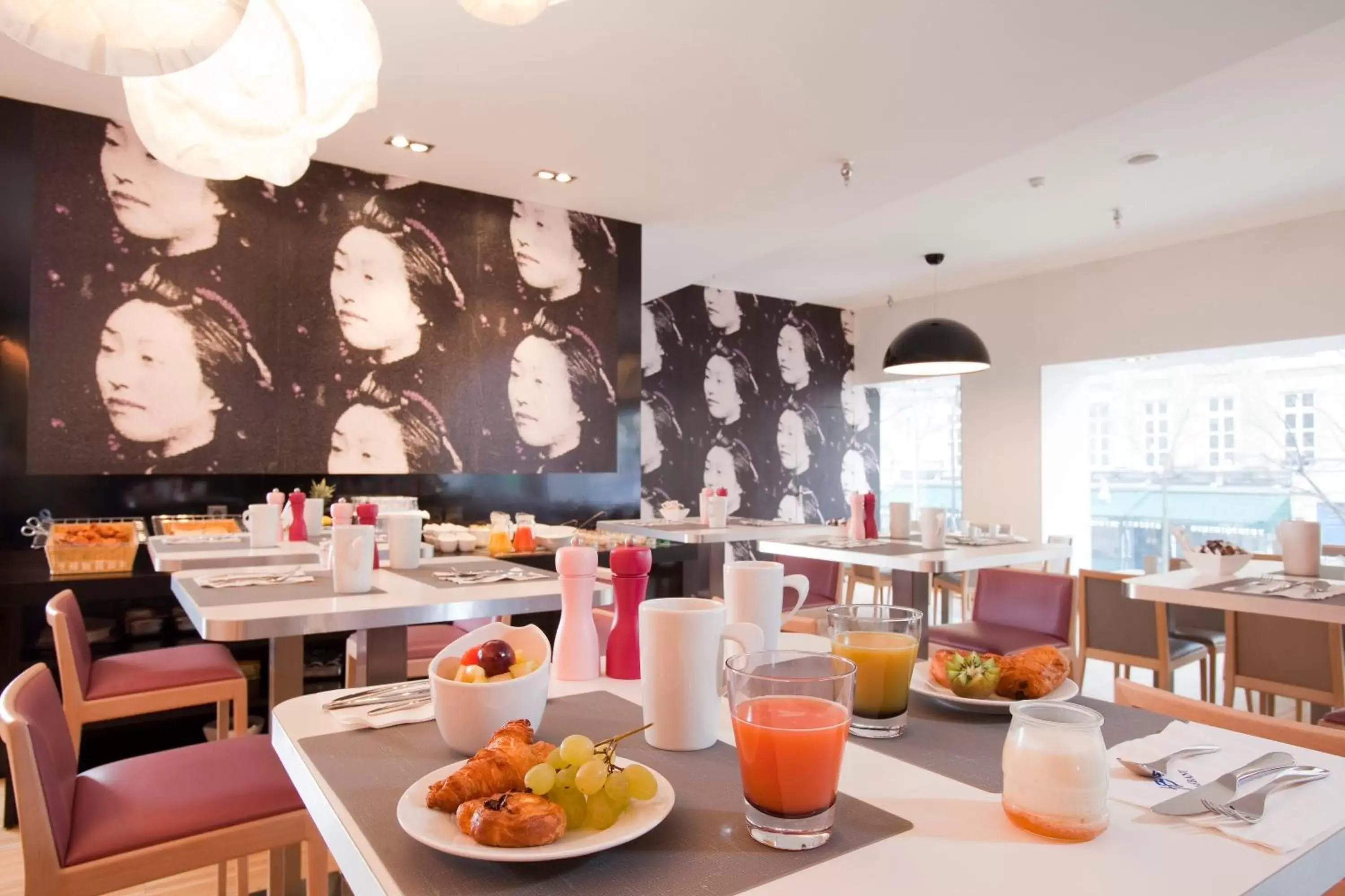 Breakfast, Restaurant/Places to Eat in Holiday Inn Paris Opéra - Grands Boulevards, an IHG Hotel