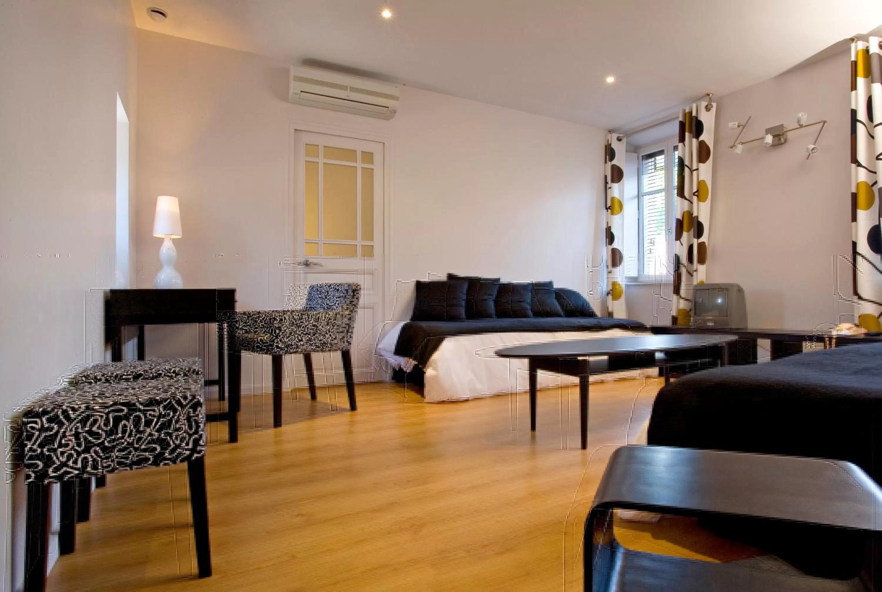 Photo of the whole room, Bed in Hôtel De L'octroi