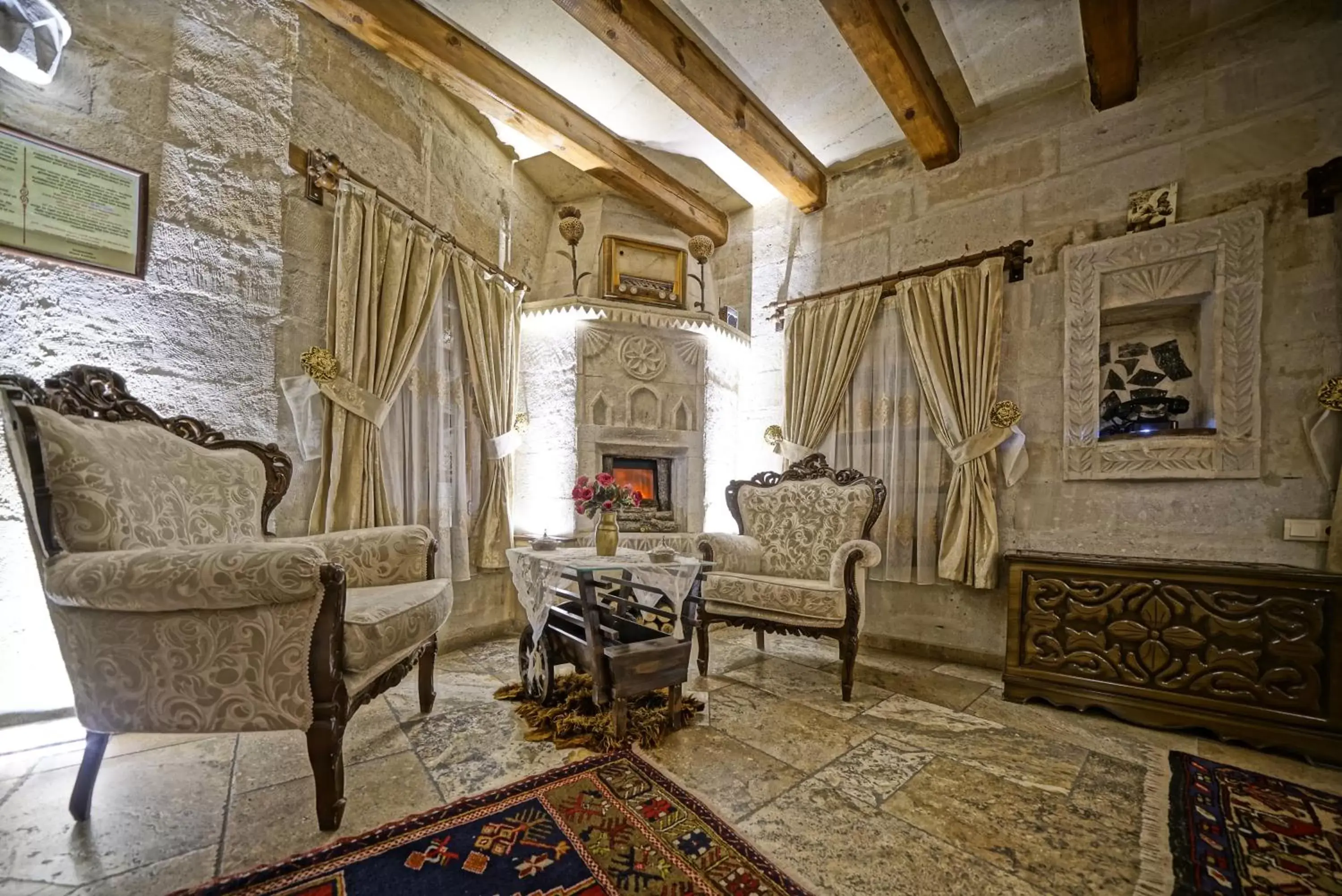 Photo of the whole room, Seating Area in Maccan Cave Hotel