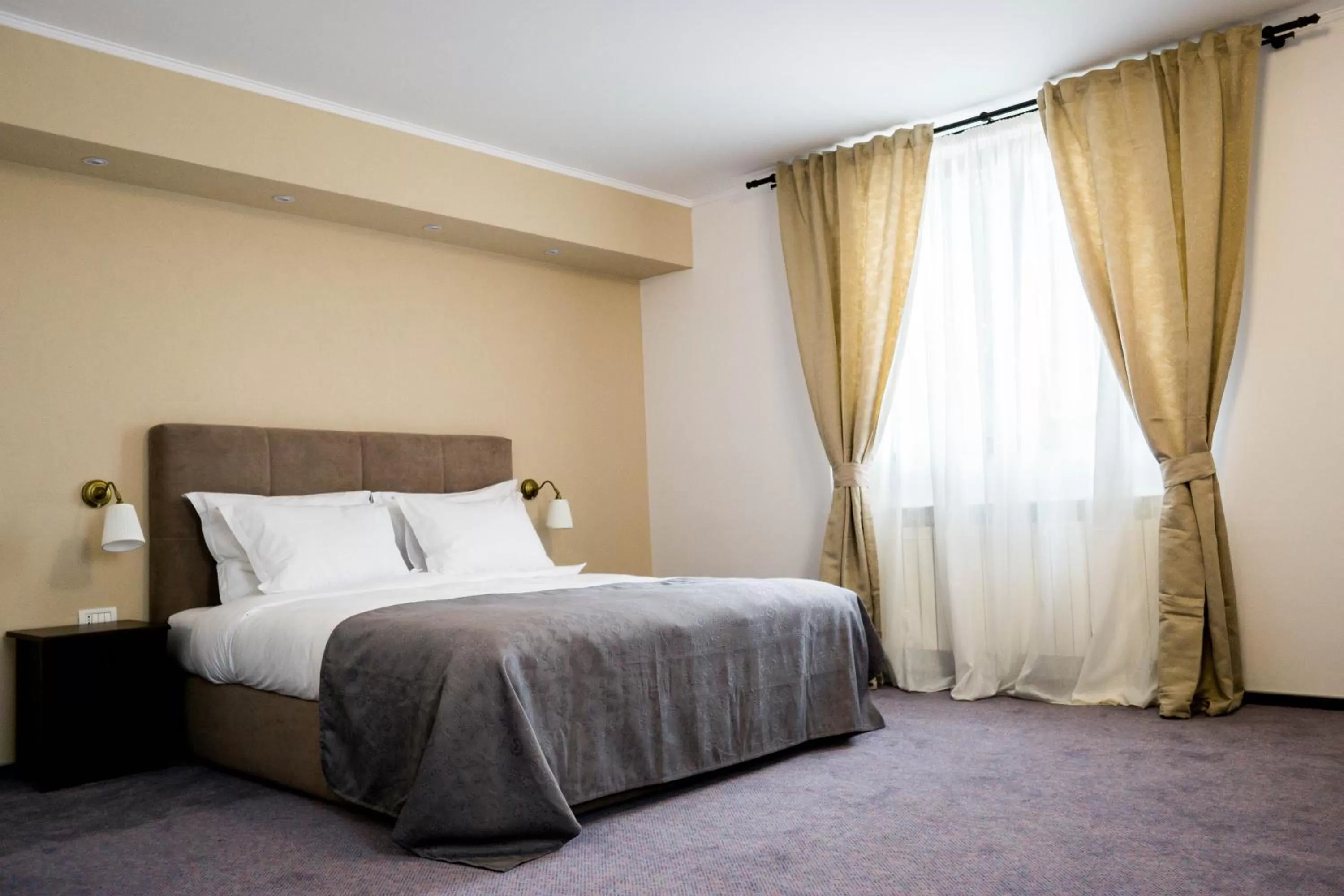 Photo of the whole room, Bed in Nest