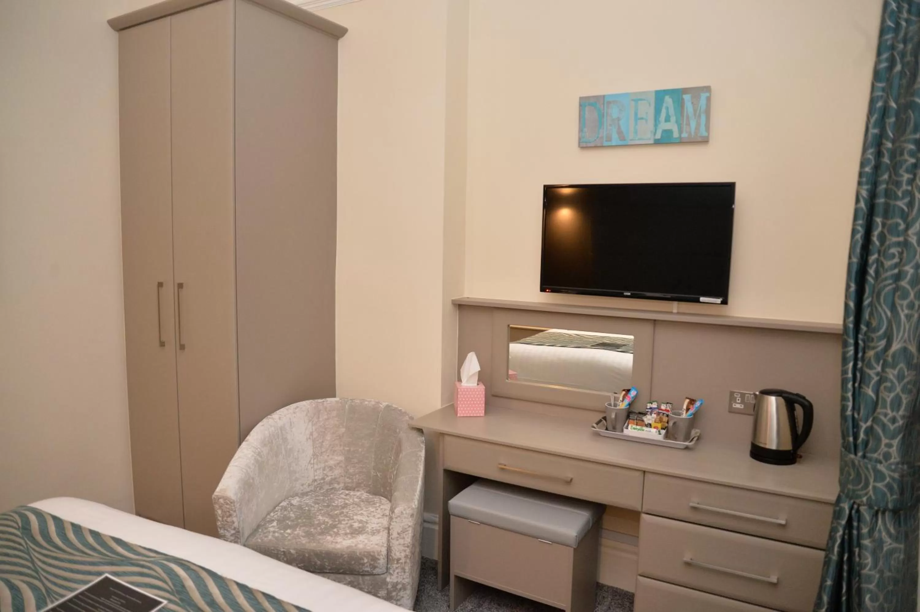 Bed in Lauriston & Lawton Court Hotel