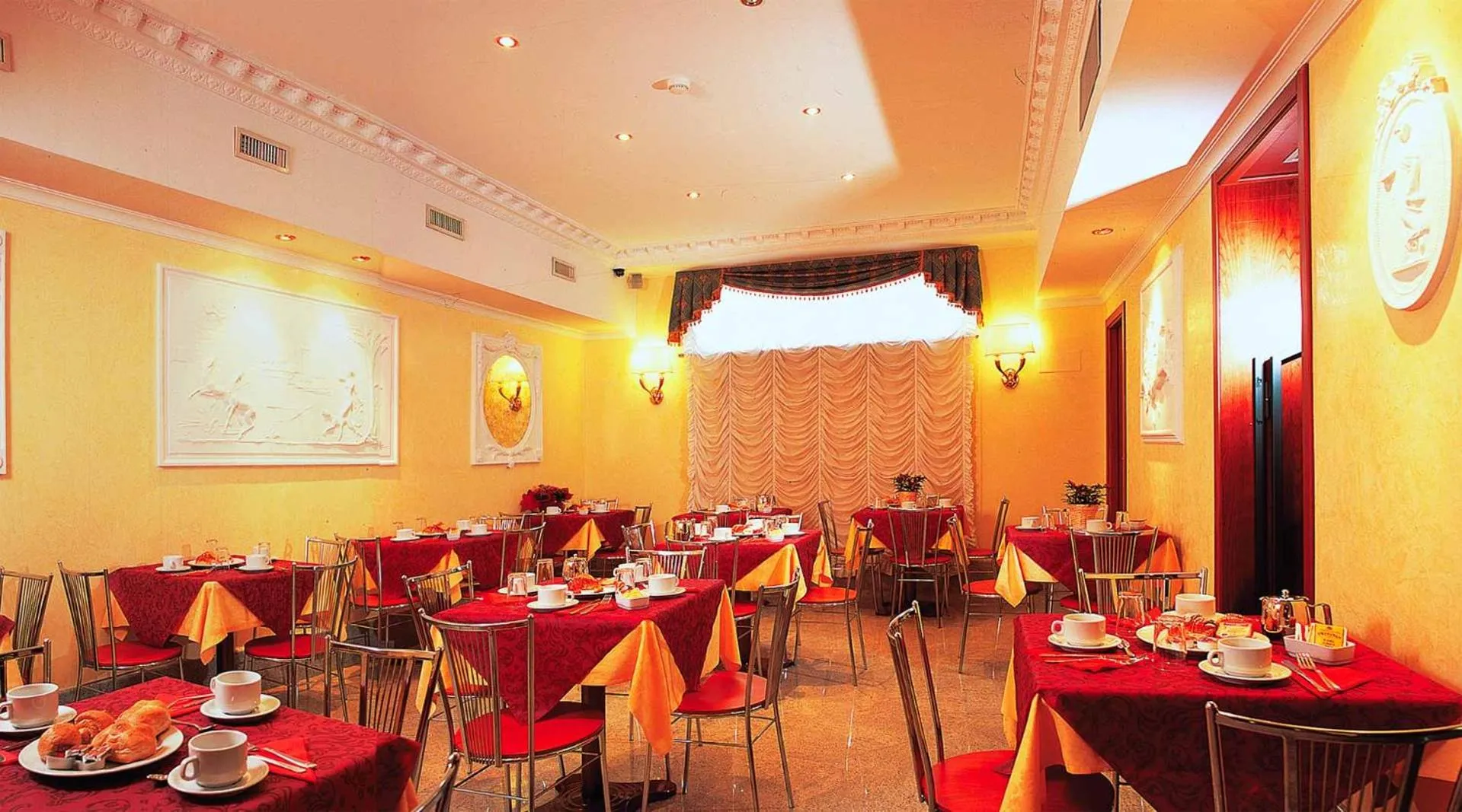 Restaurant/places to eat in Hotel Stromboli