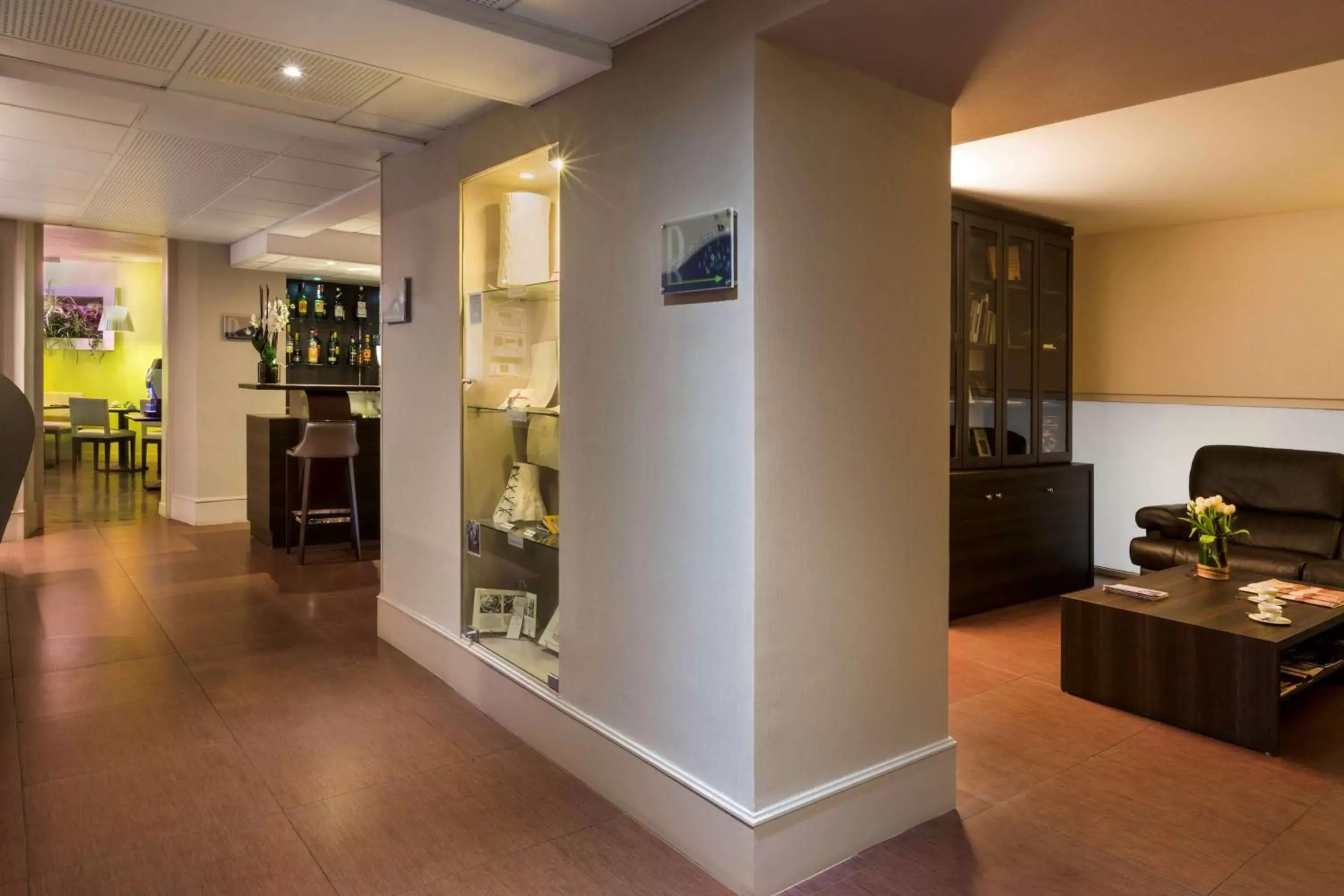 Lounge or bar in Best Western Plus Richelieu Lounge or bar in Best Western Plus Richelieu