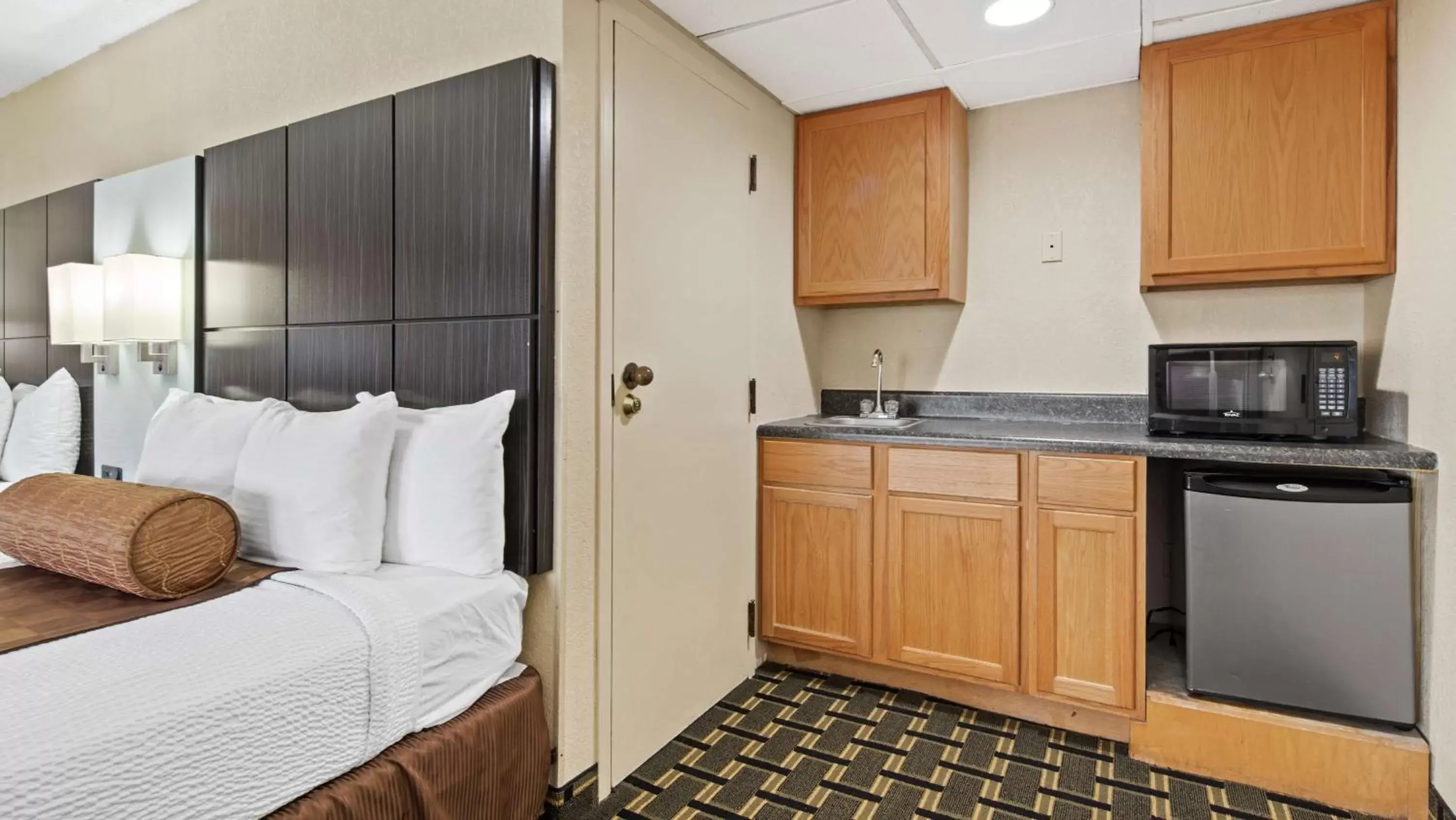 Photo of the whole room, Kitchen/Kitchenette in Best Western Executive Inn