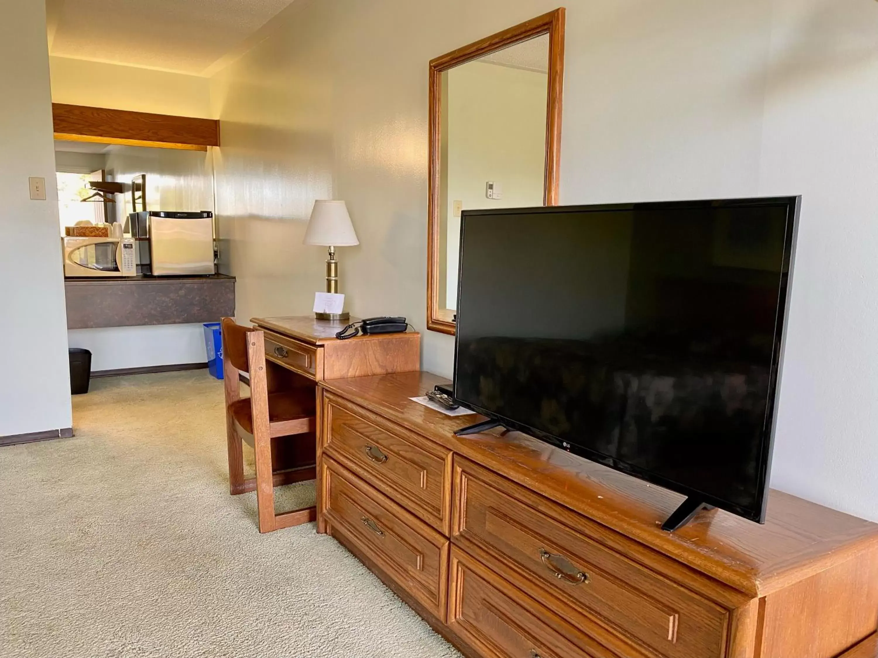 TV and multimedia, TV/Entertainment Center in New Age Inn - Voyageur