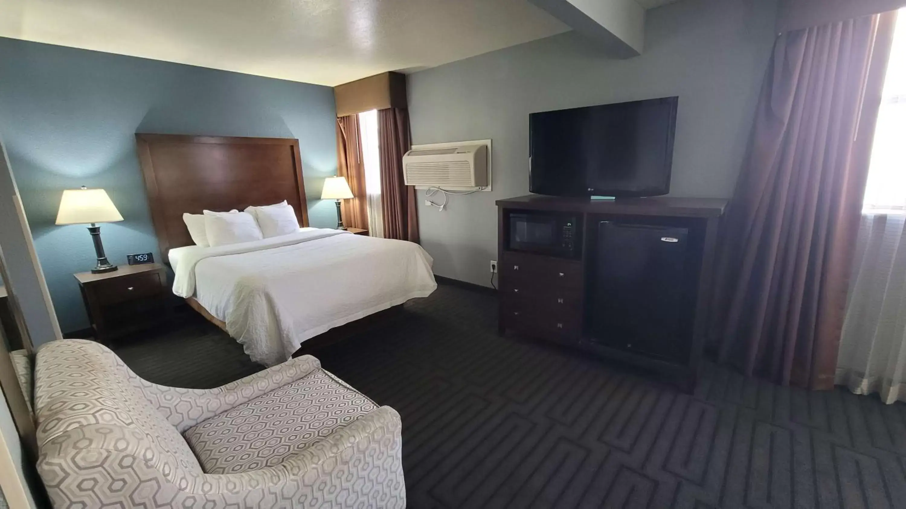 Bedroom, TV/Entertainment Center in Best Western Pocatello Inn