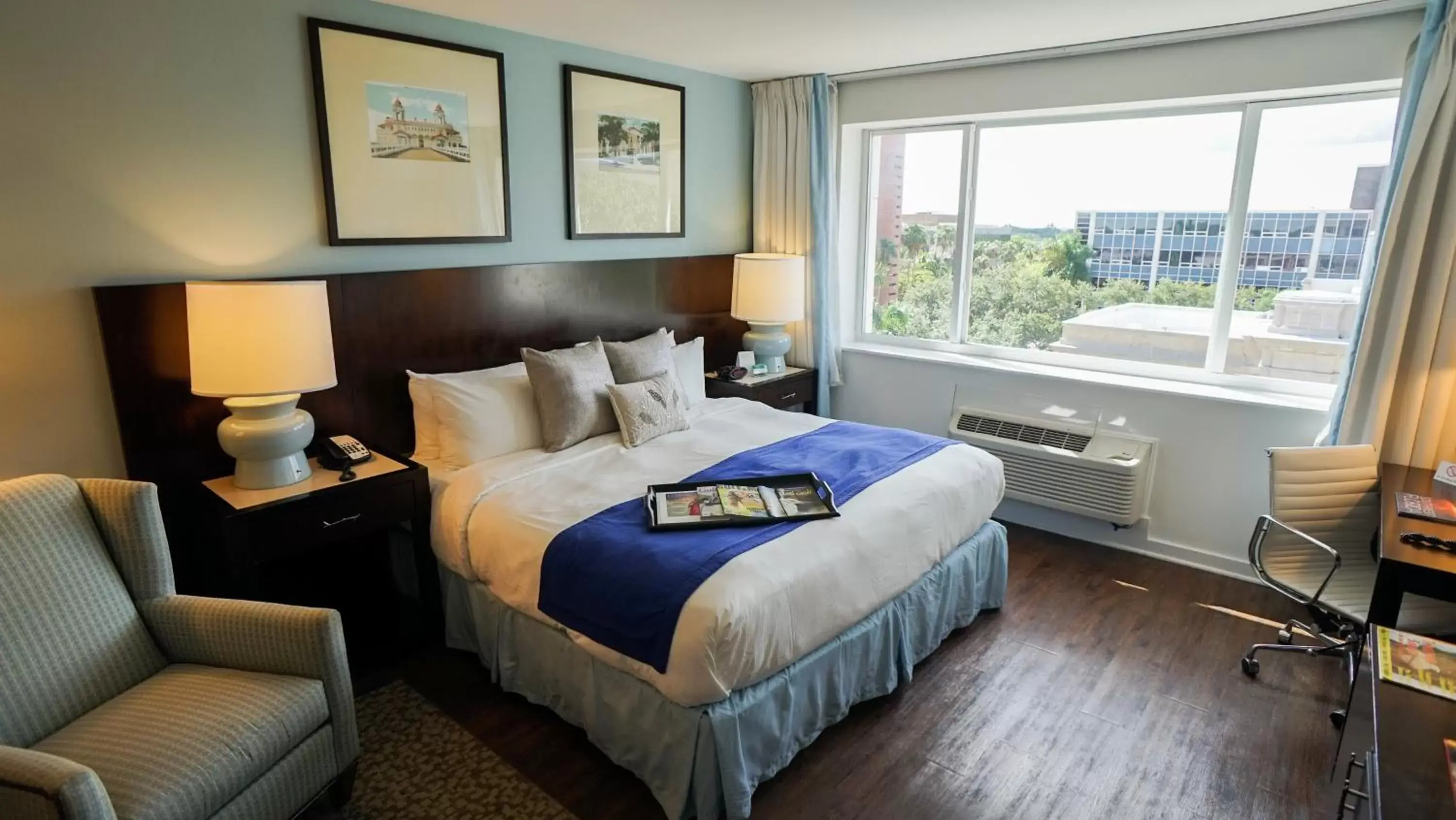 Photo of the whole room, Bed in The Banyan Hotel Fort Myers, Tapestry Collection by Hilton