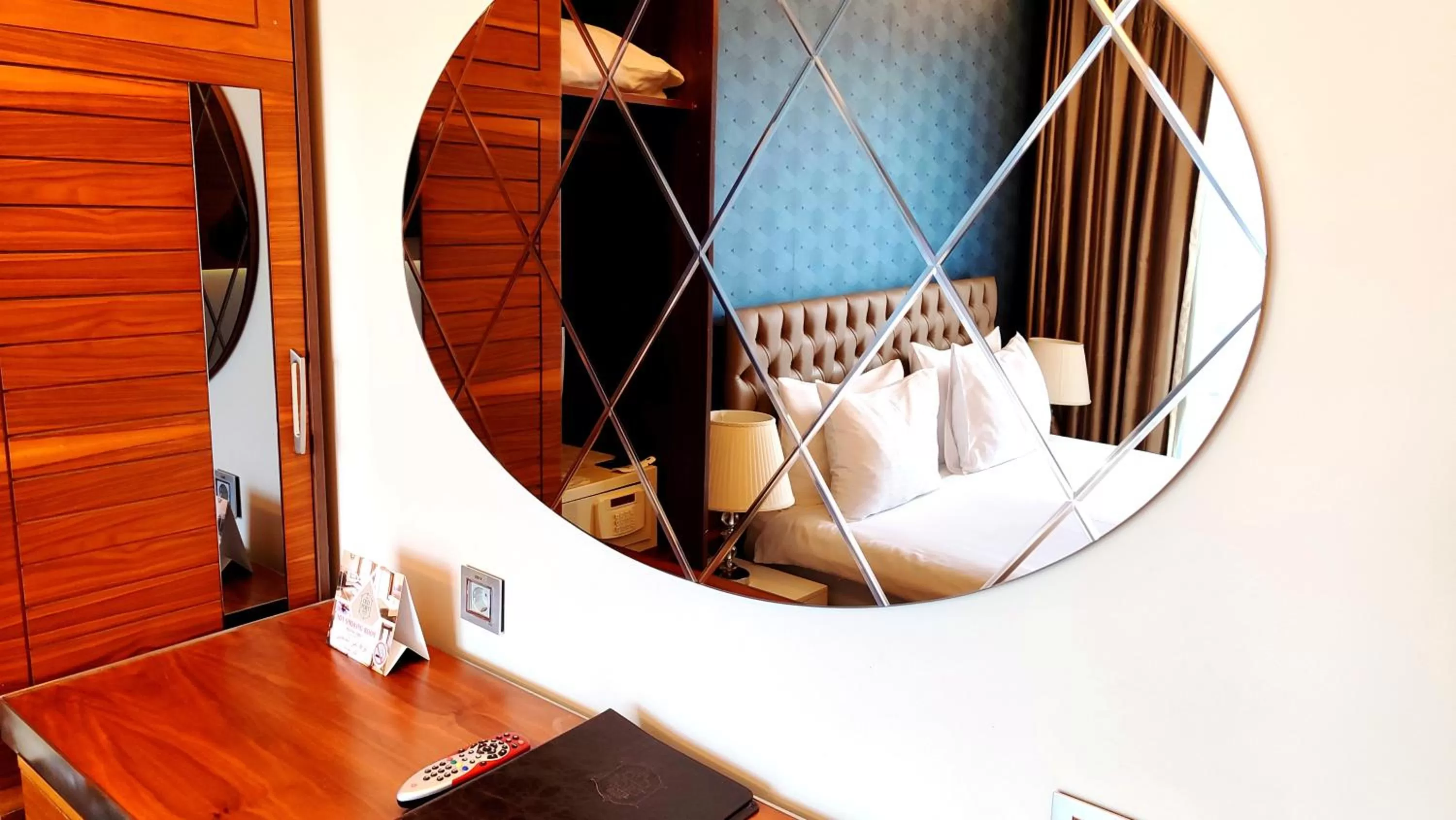 Bedroom, Bed in Old Port Hotel