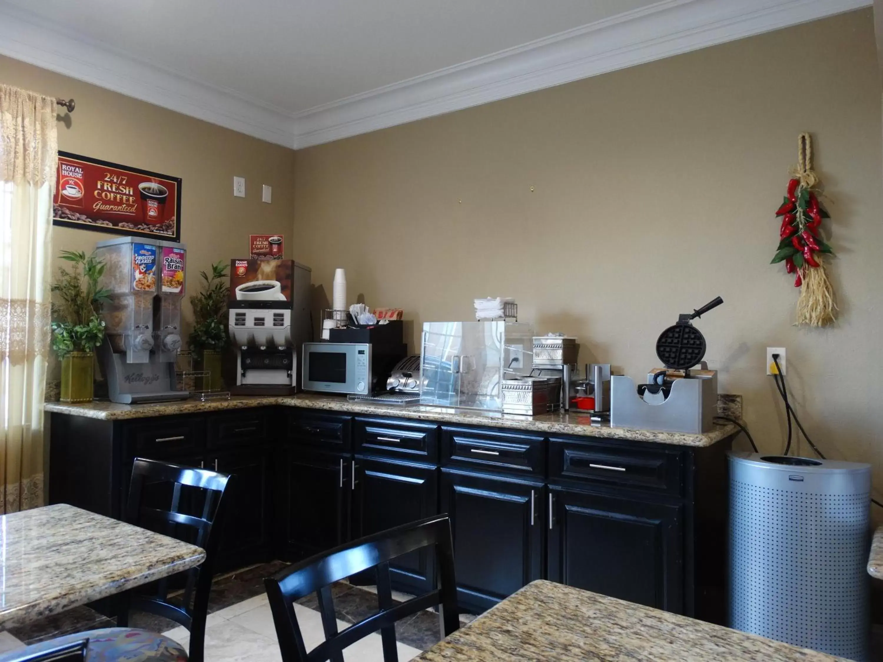 Coffee/tea facilities in Regency Inn & Suites - Baytown