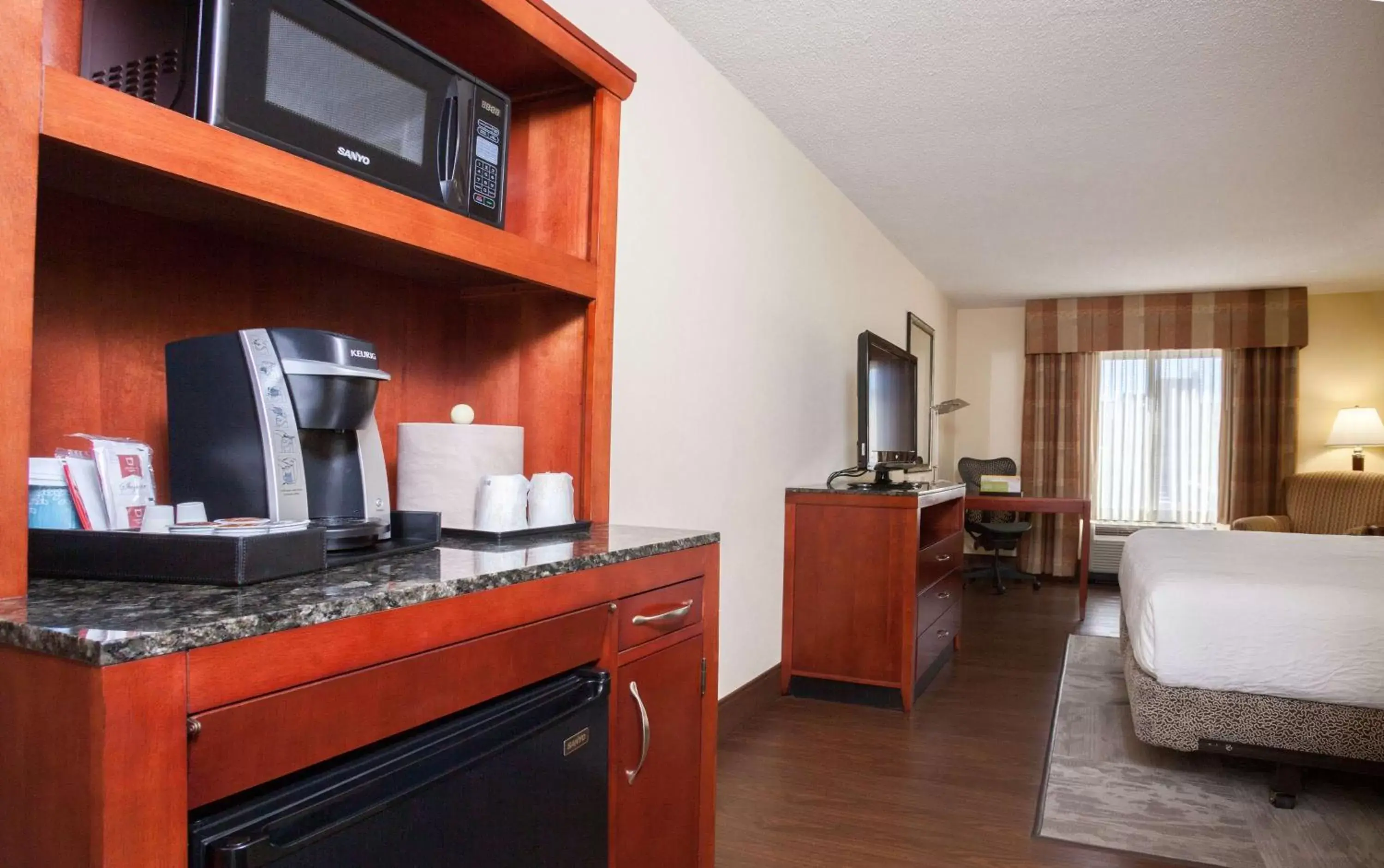 Bed, TV/Entertainment Center in Hilton Garden Inn El Paso University