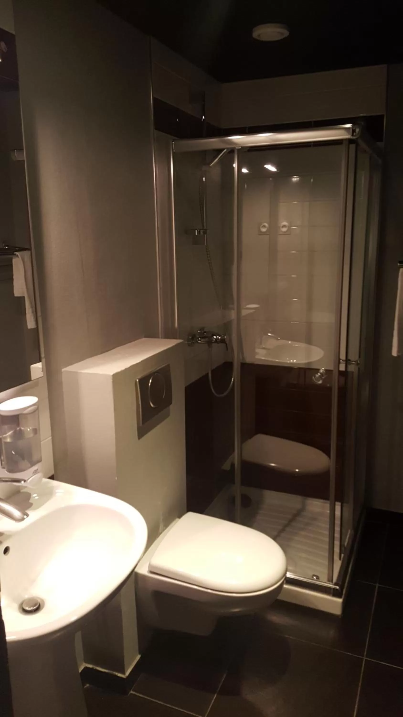 Bathroom in Café Hôtel de l'Avenir