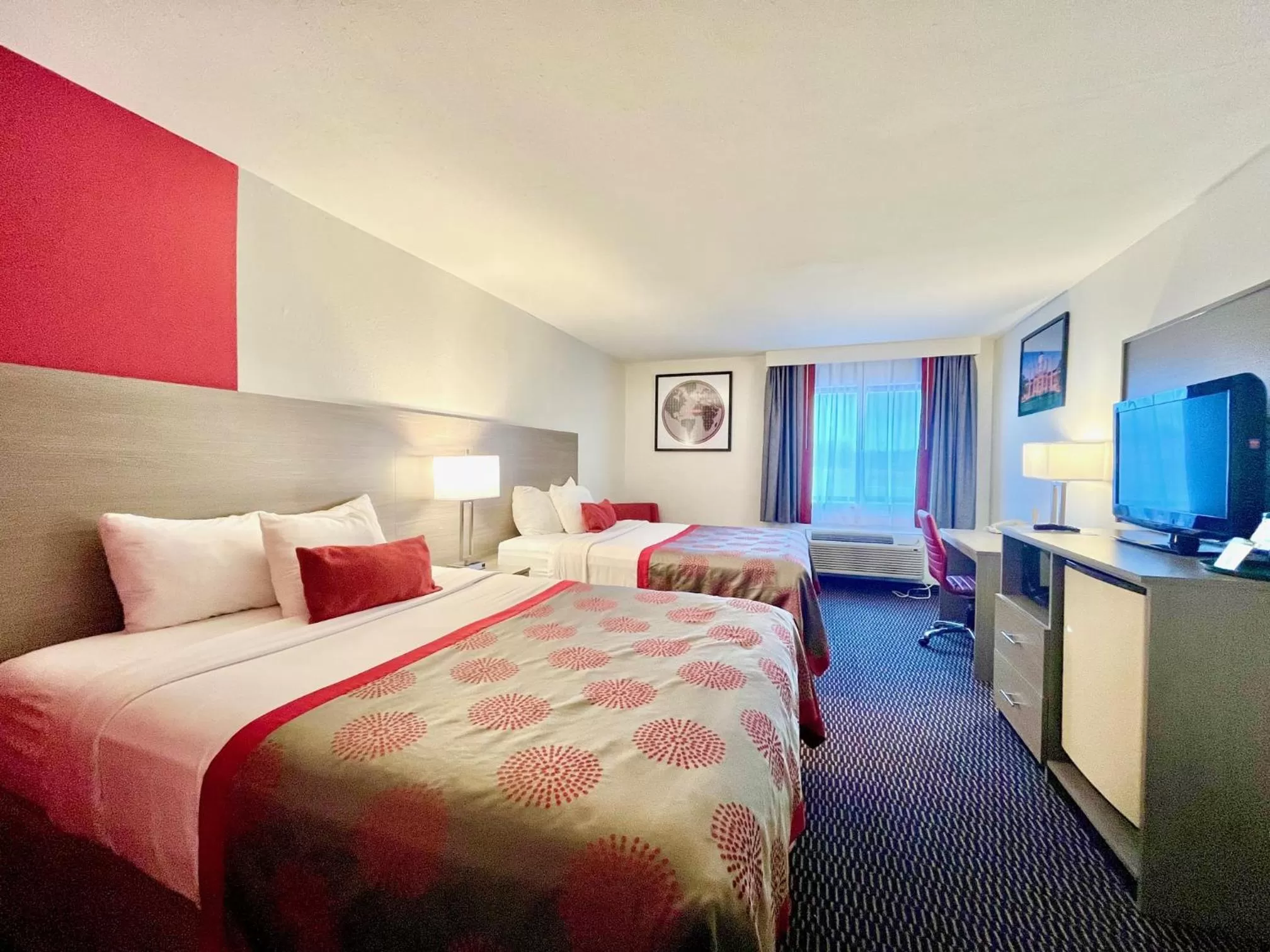 TV and multimedia, Bed in Ramada by Wyndham Columbia