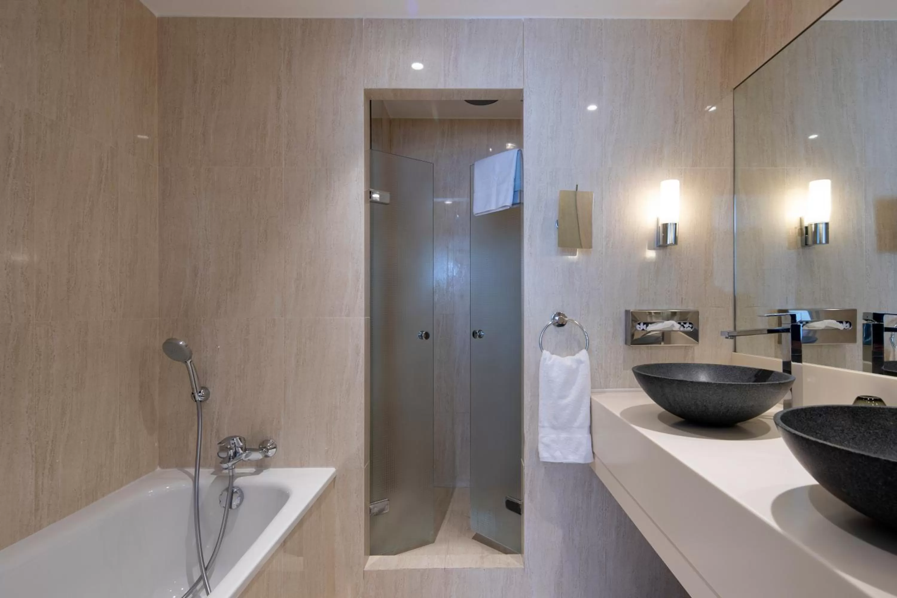 Shower in Mouratoglou Hotel & Resort