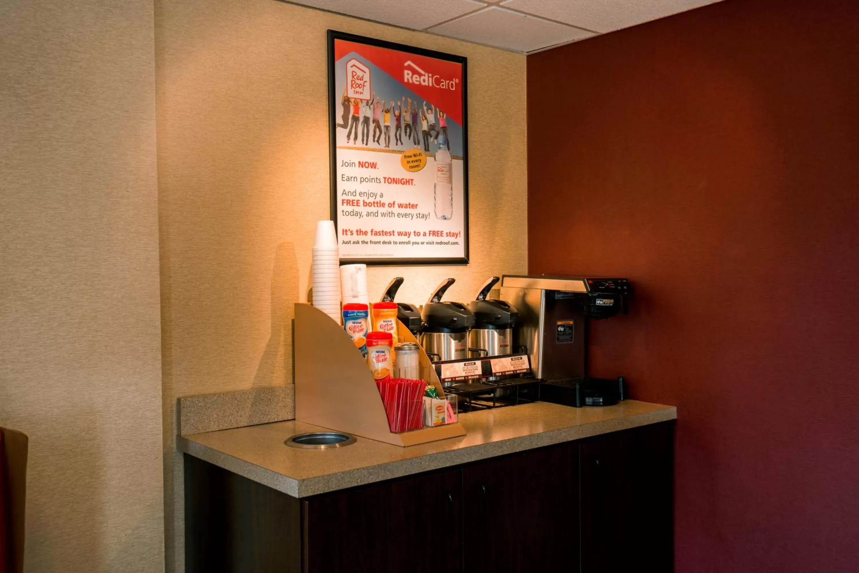 Lobby or reception, Coffee/Tea Facilities in Red Roof Inn Rockford East - Casino District