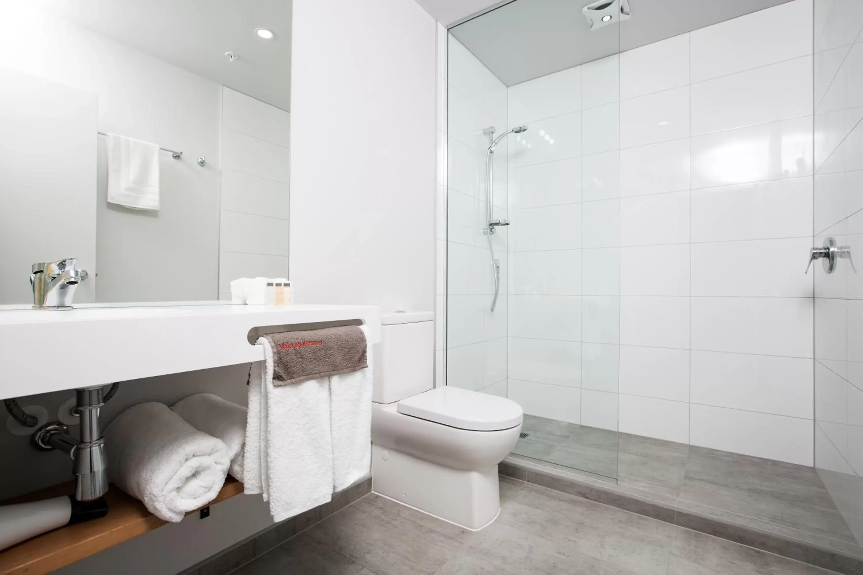 Bathroom in The Metrotel Bathroom in The Metrotel