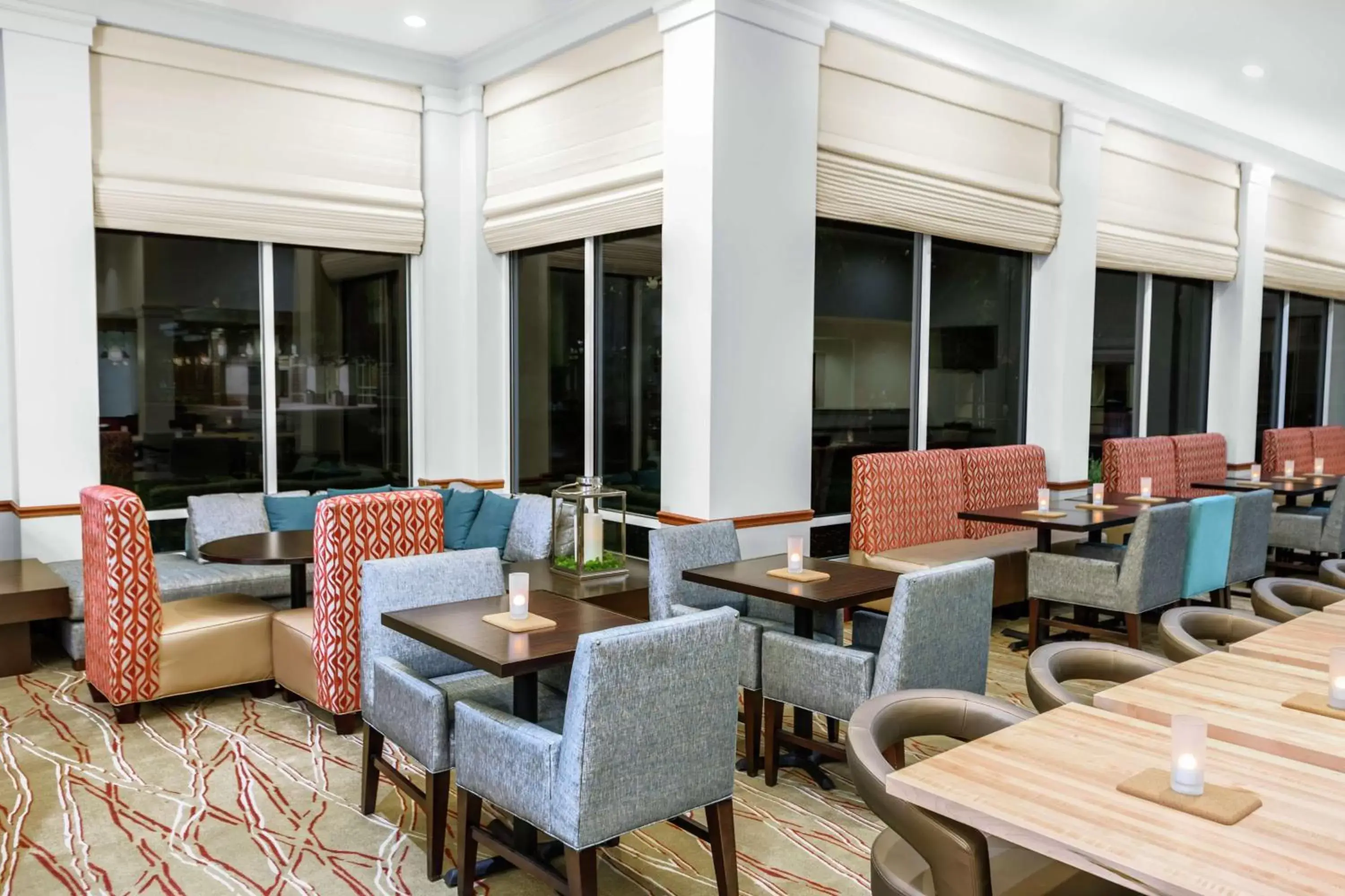 Lobby or reception, Lounge/Bar in Hilton Garden Inn Independence