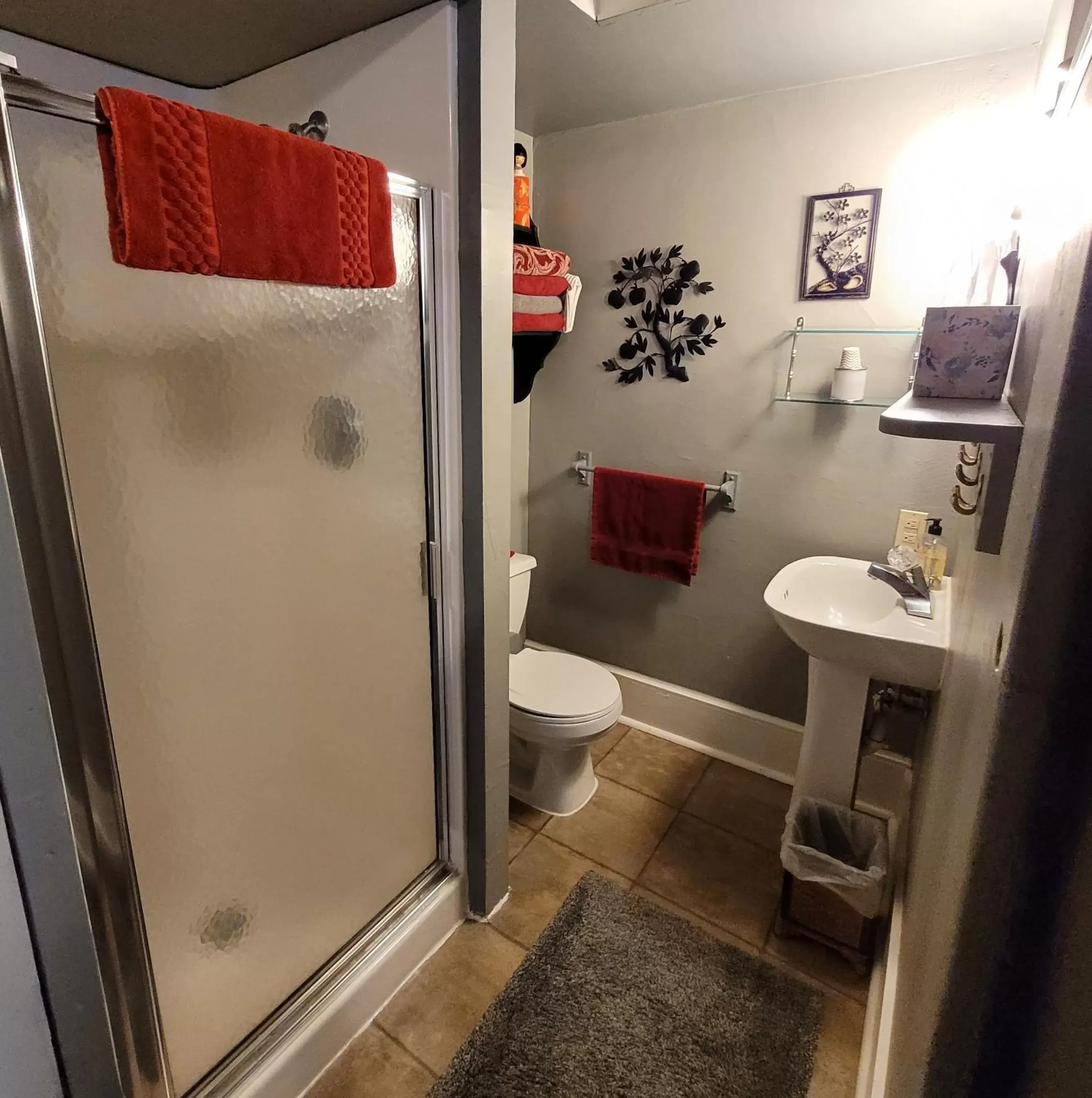 Bathroom in Prairie House Manor Bed and Breakfast