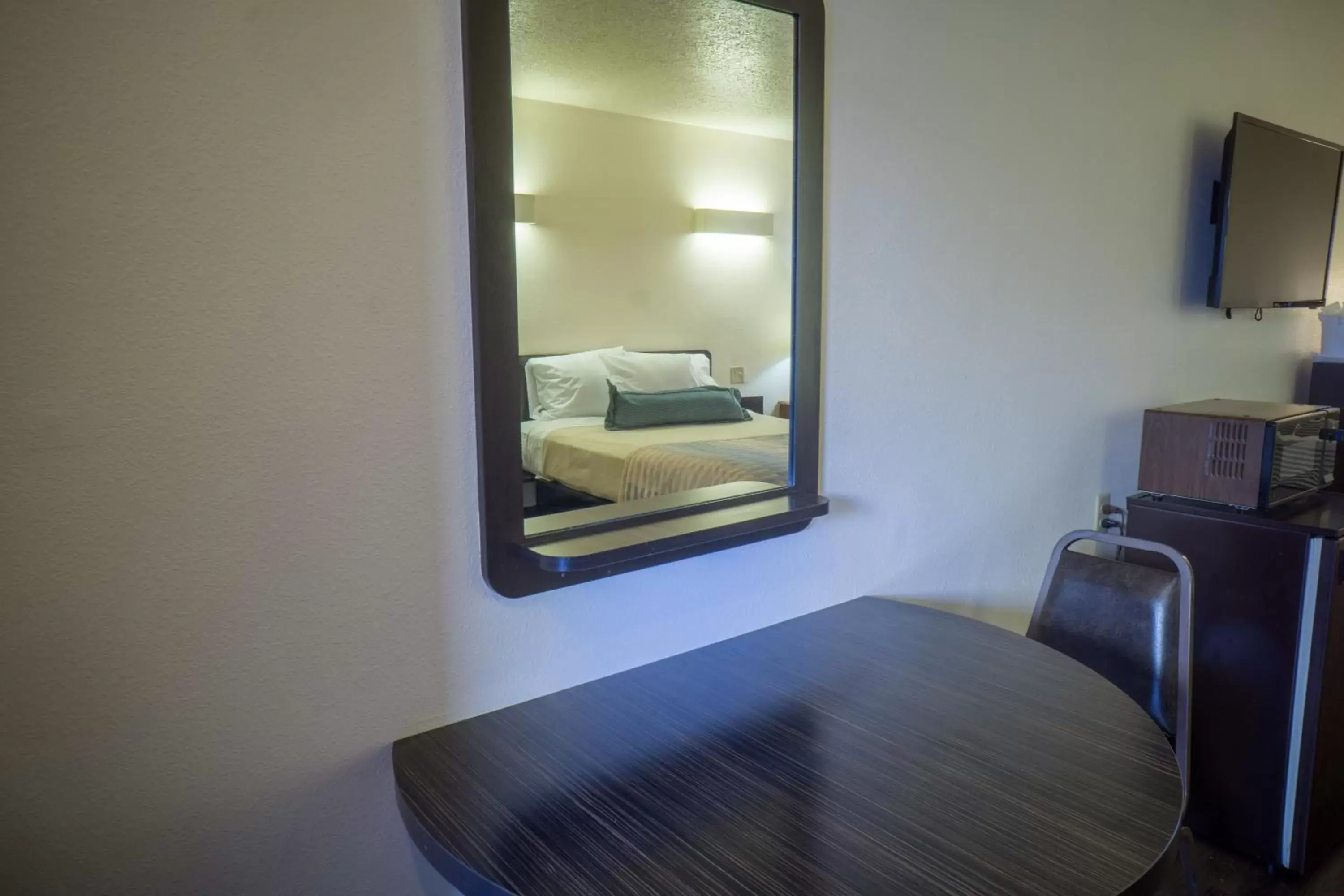 Seating area, Bed in Sunnyside Inn and Suites Seating area, Bed in Sunnyside Inn and Suites