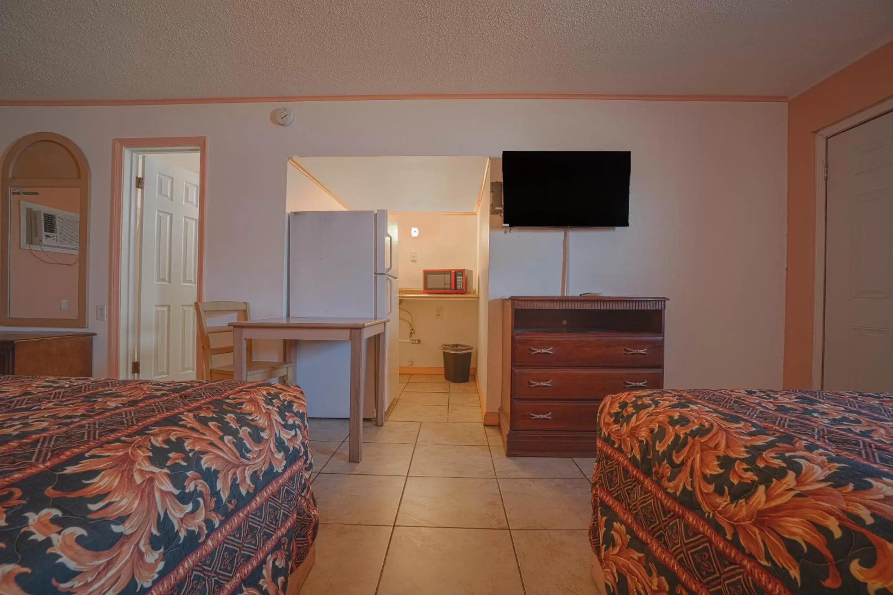 Bedroom, TV/Entertainment Center in Monterrey Motel Padre Island, Corpus Christi BY OYO