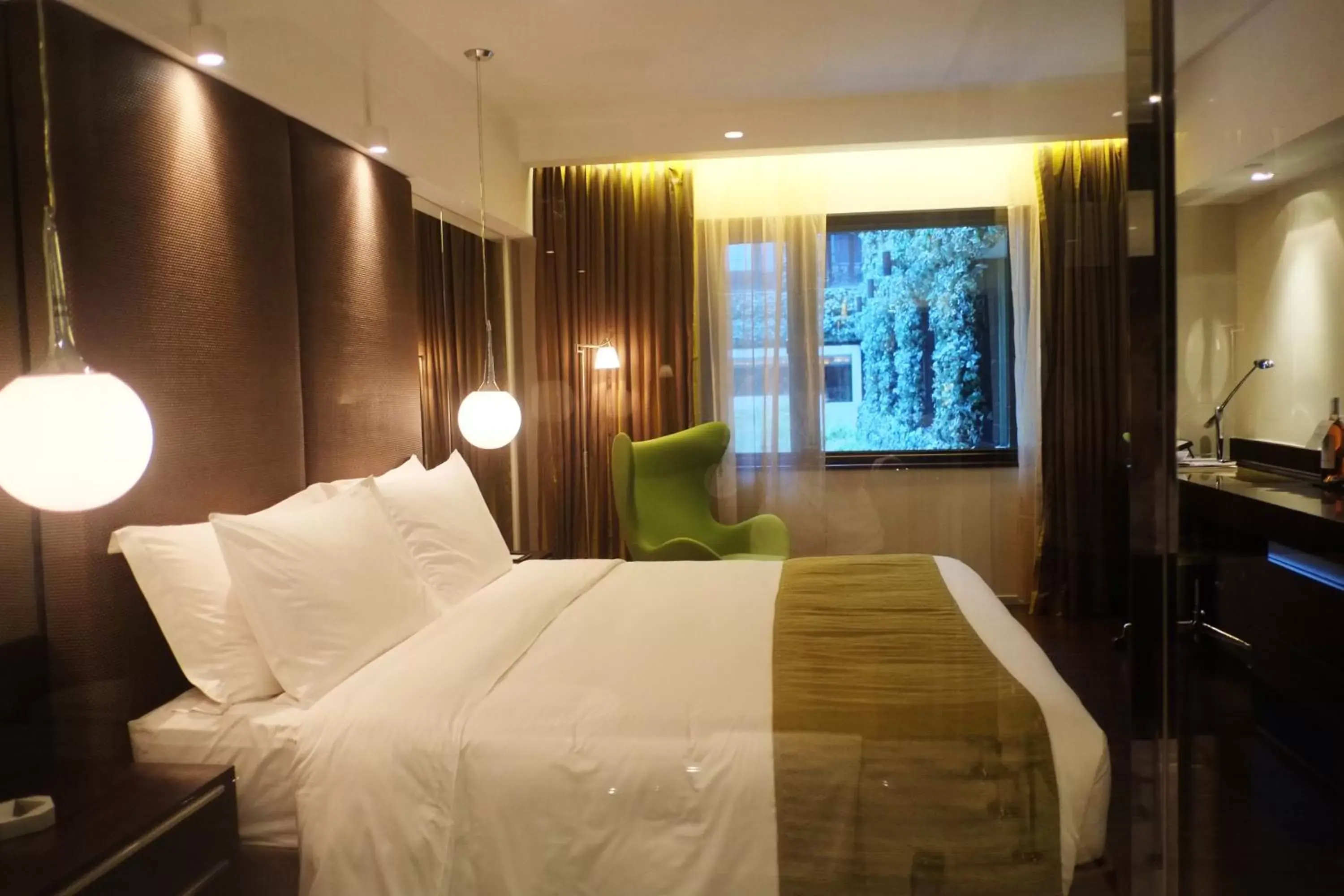 Photo of the whole room, Bed in The Mira Hong Kong