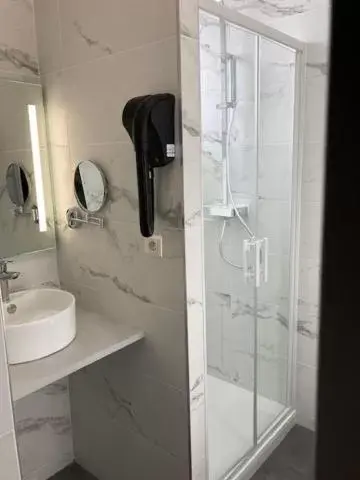 Bathroom in Hôtel Coeur De Loire