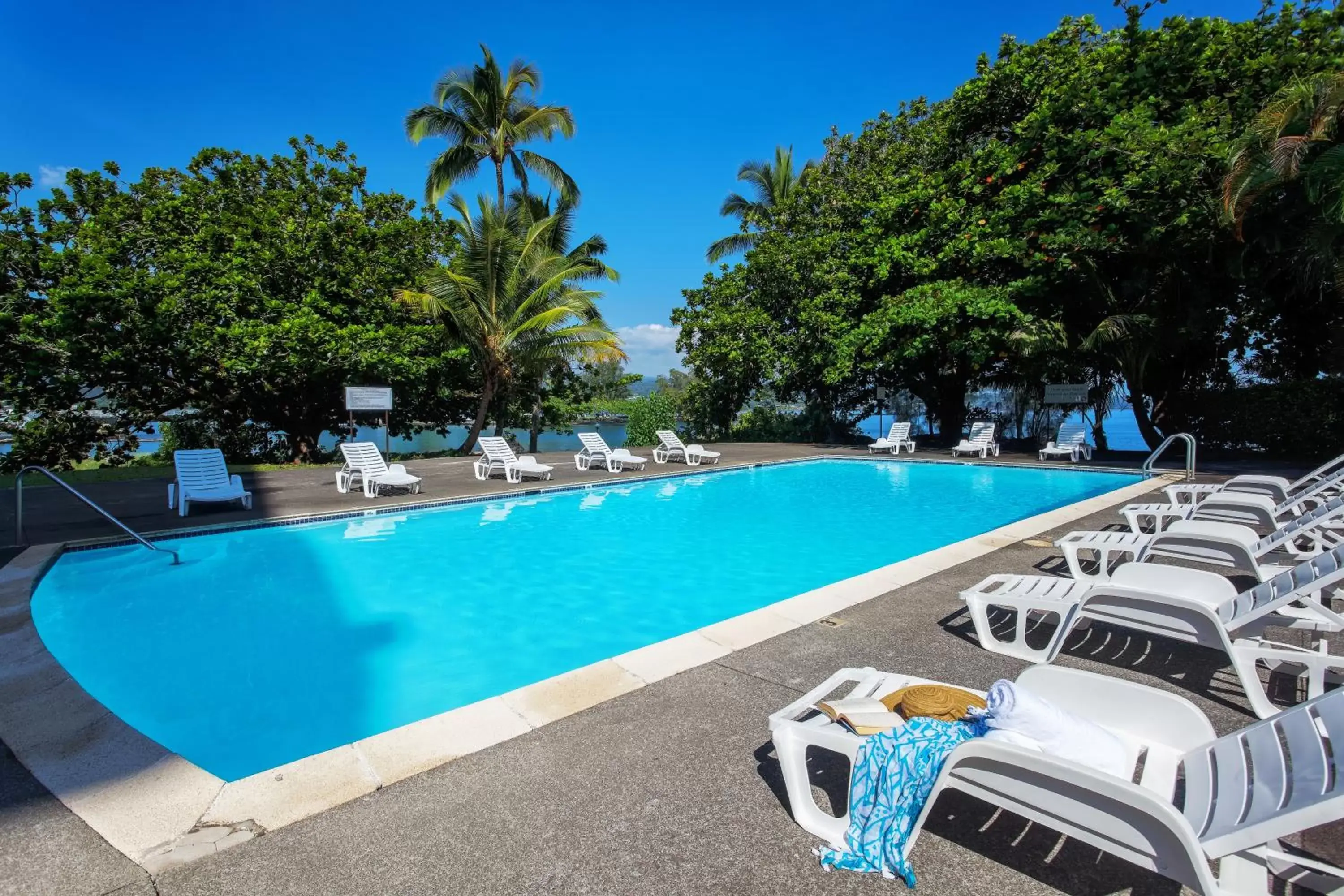 Swimming Pool in Castle Hilo Hawaiian Hotel