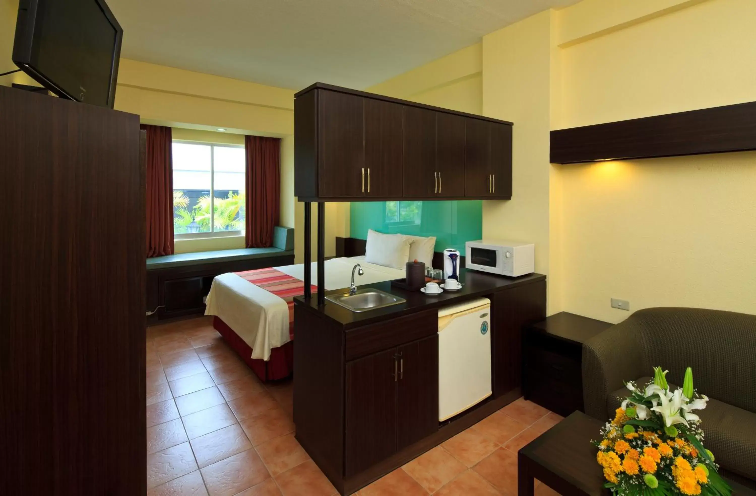 Day, TV/Entertainment Center in Microtel by Wyndham Batangas